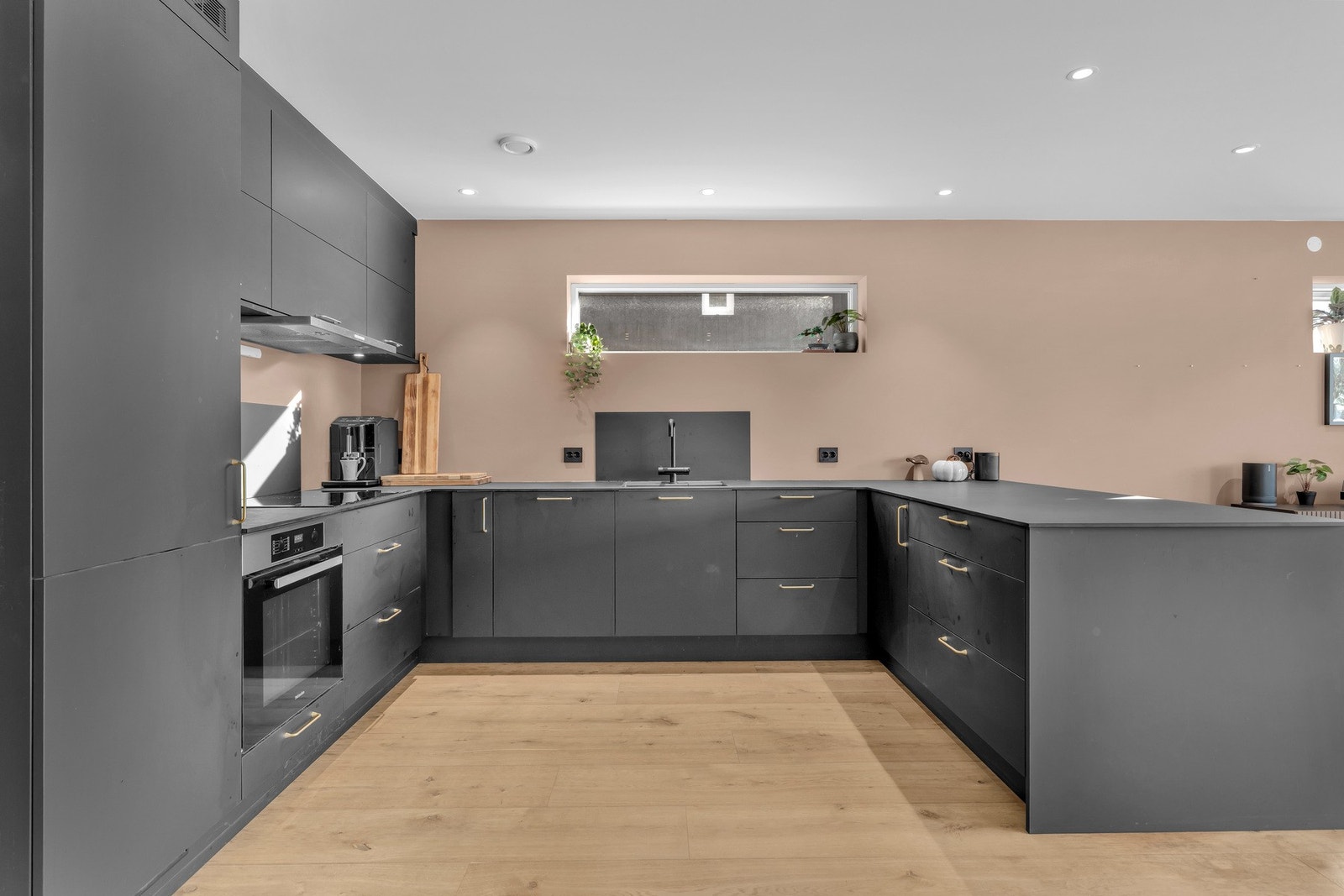 Flott Kjøkken fra Strai med slette fronter og benkeplate i komposit. Dette er oppgradert fra standard leveranse. Galleribilde