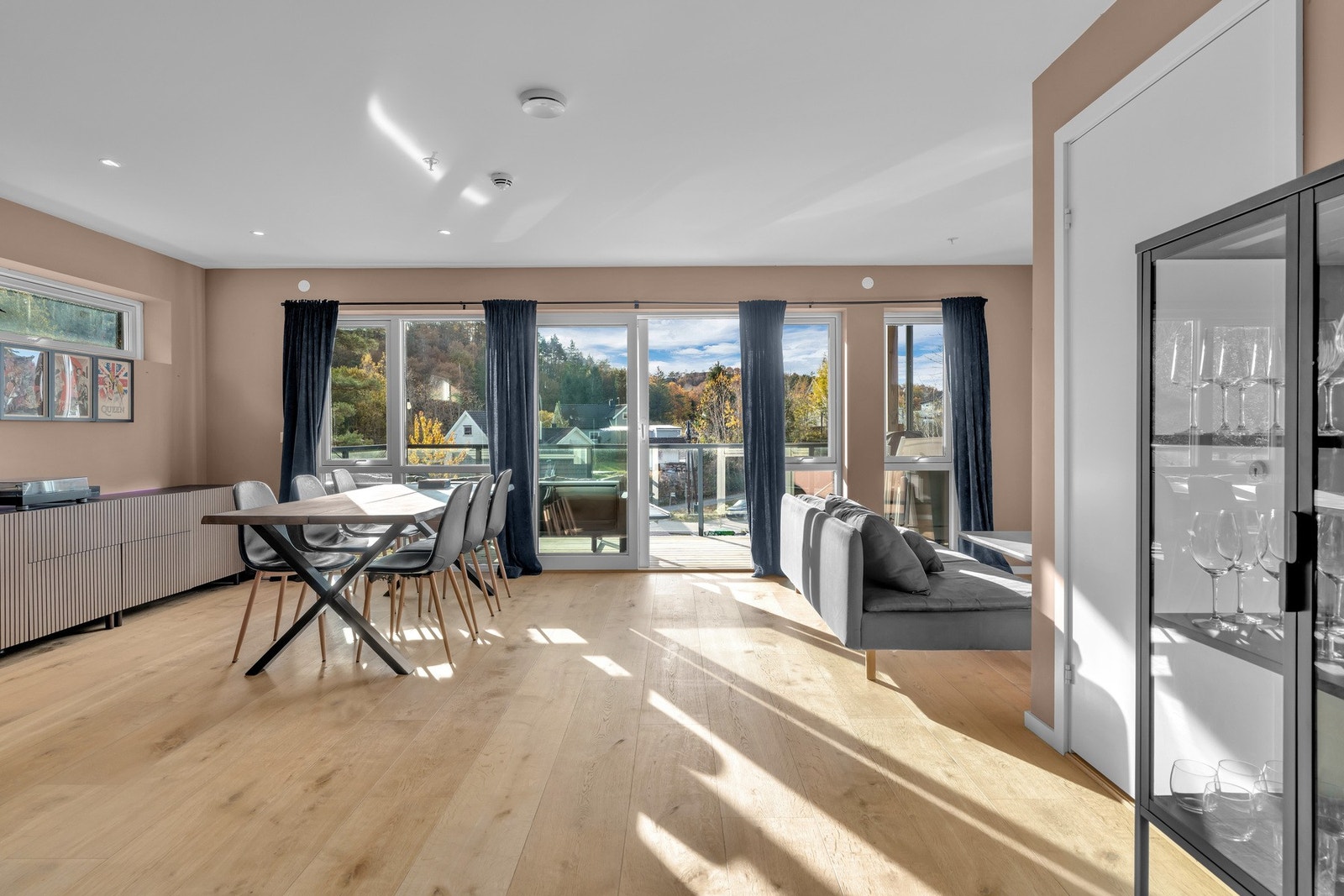 De store vinduene gir et nydelig lys innslipp i leiligheten - noe som er med på å bidra til en god romfølelse. Gulvet er oppgradert til herdet tregulv. Galleribilde