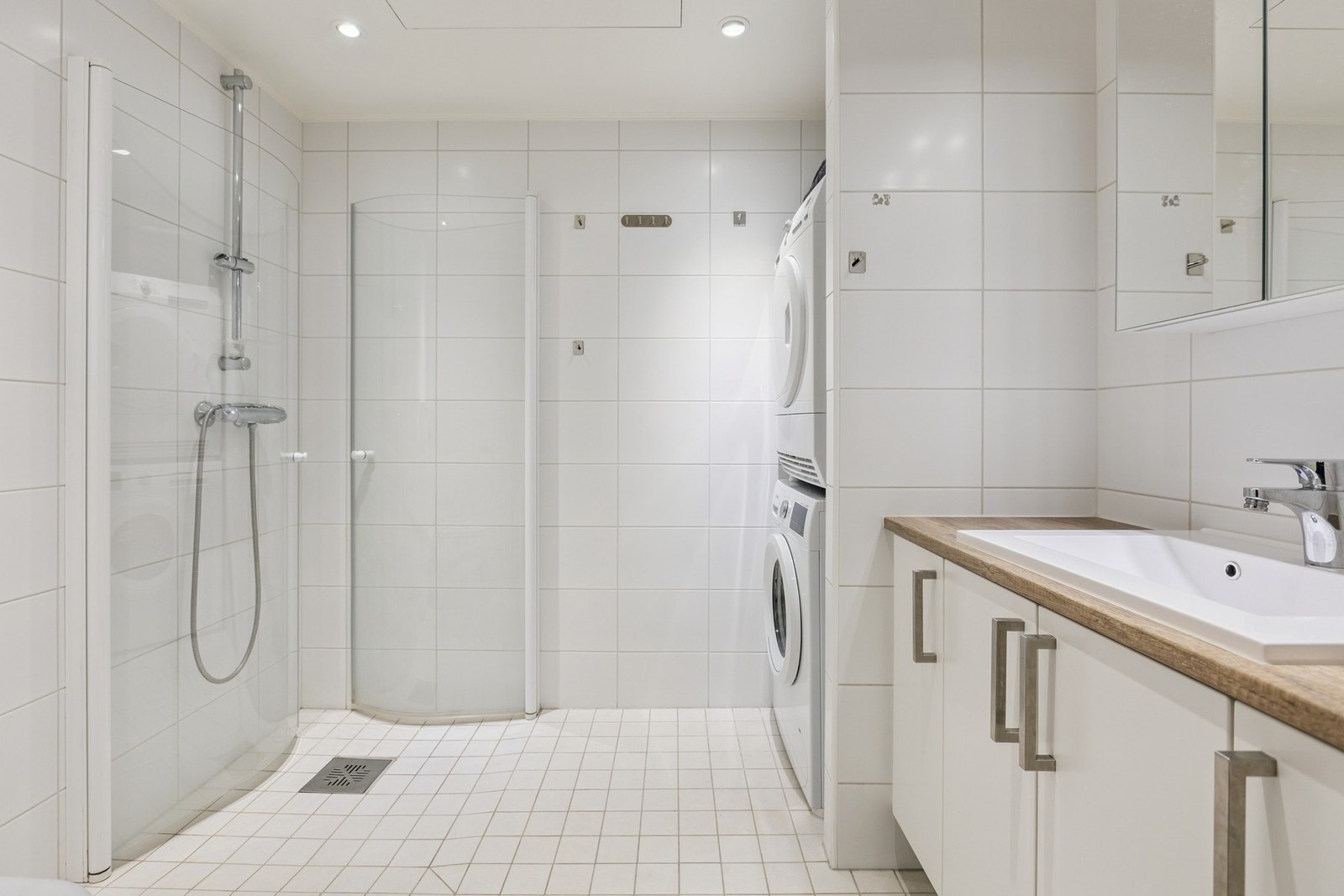 ... badet. Sammenleggbare dusjdører er plassbesparende. Galleribilde