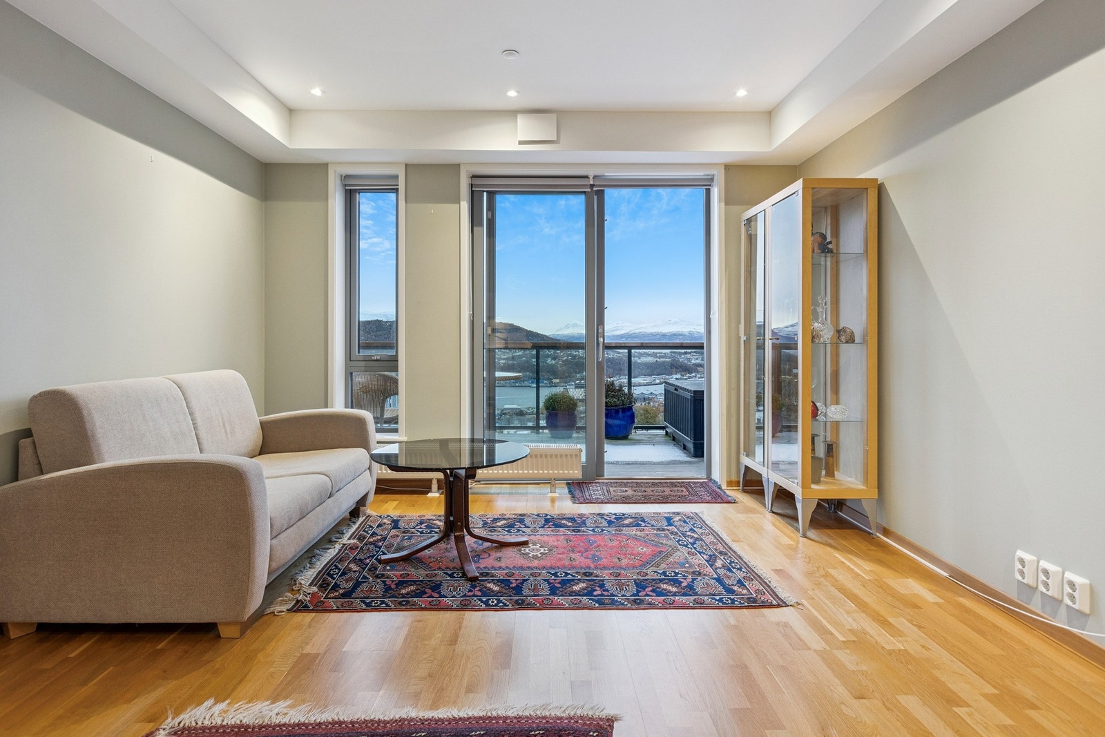 Store vindusflater i front slipper inn mye lys. Galleribilde