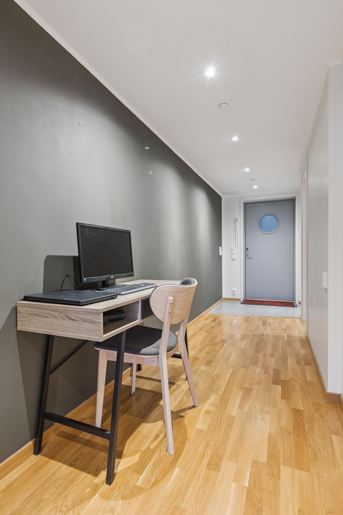 I den lyse gangen er det dør inn til dette flotte ... Galleribilde