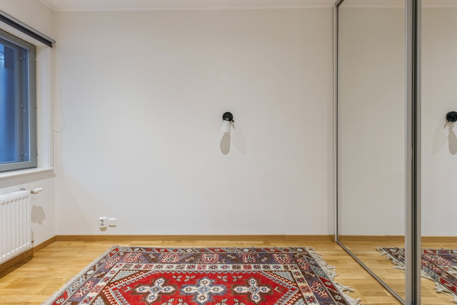 Det er skyvedørsgarderobe med speilfronter. Galleribilde