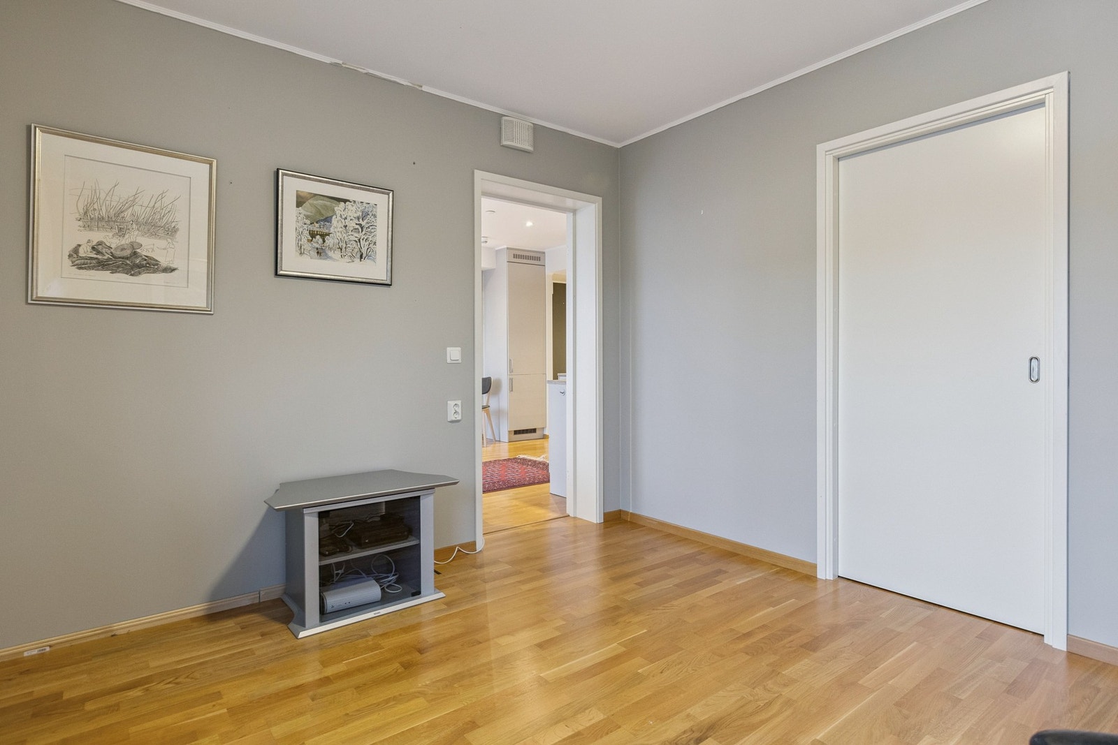 Skyvedøren skjuler en bod/Walk-in garderobe. Galleribilde