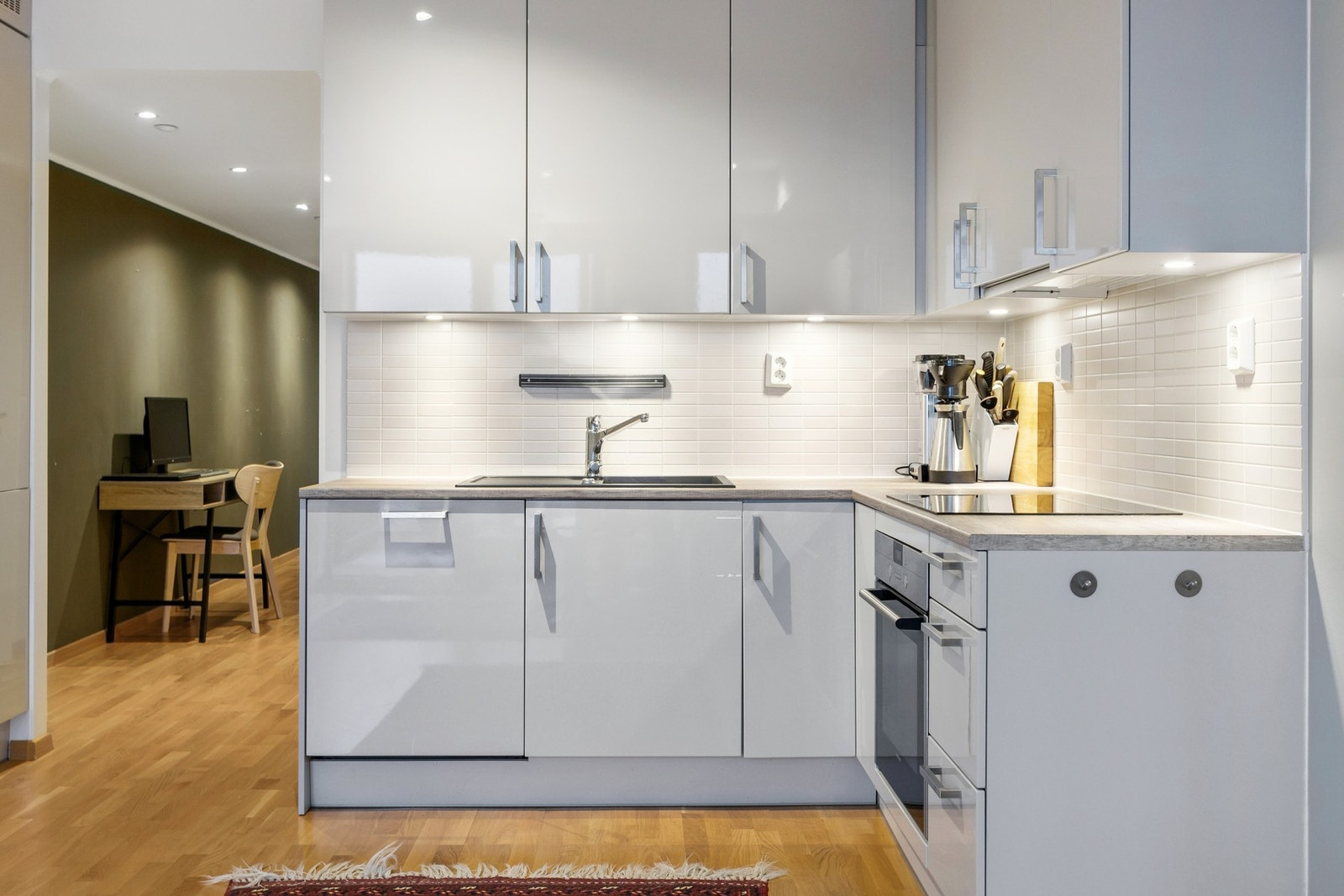 Moderne innredning i slett utførelse. Integretre hvitevarer. Galleribilde