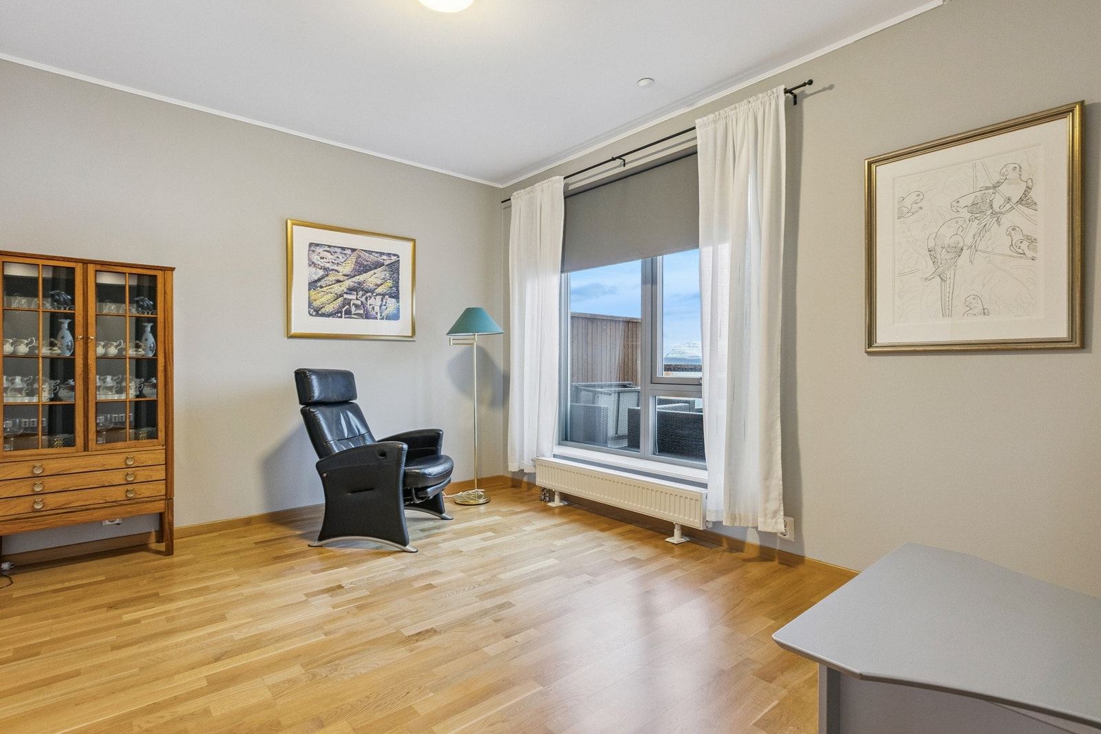 Dette rommet er opprinnelig et soverom, men har blitt brukt som TV-stue. Galleribilde