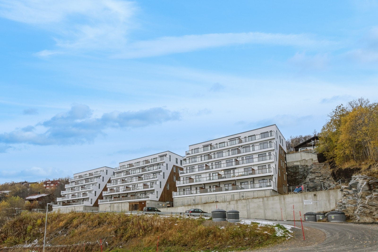 De tre byggene ligger fint til på en rekke. Galleribilde