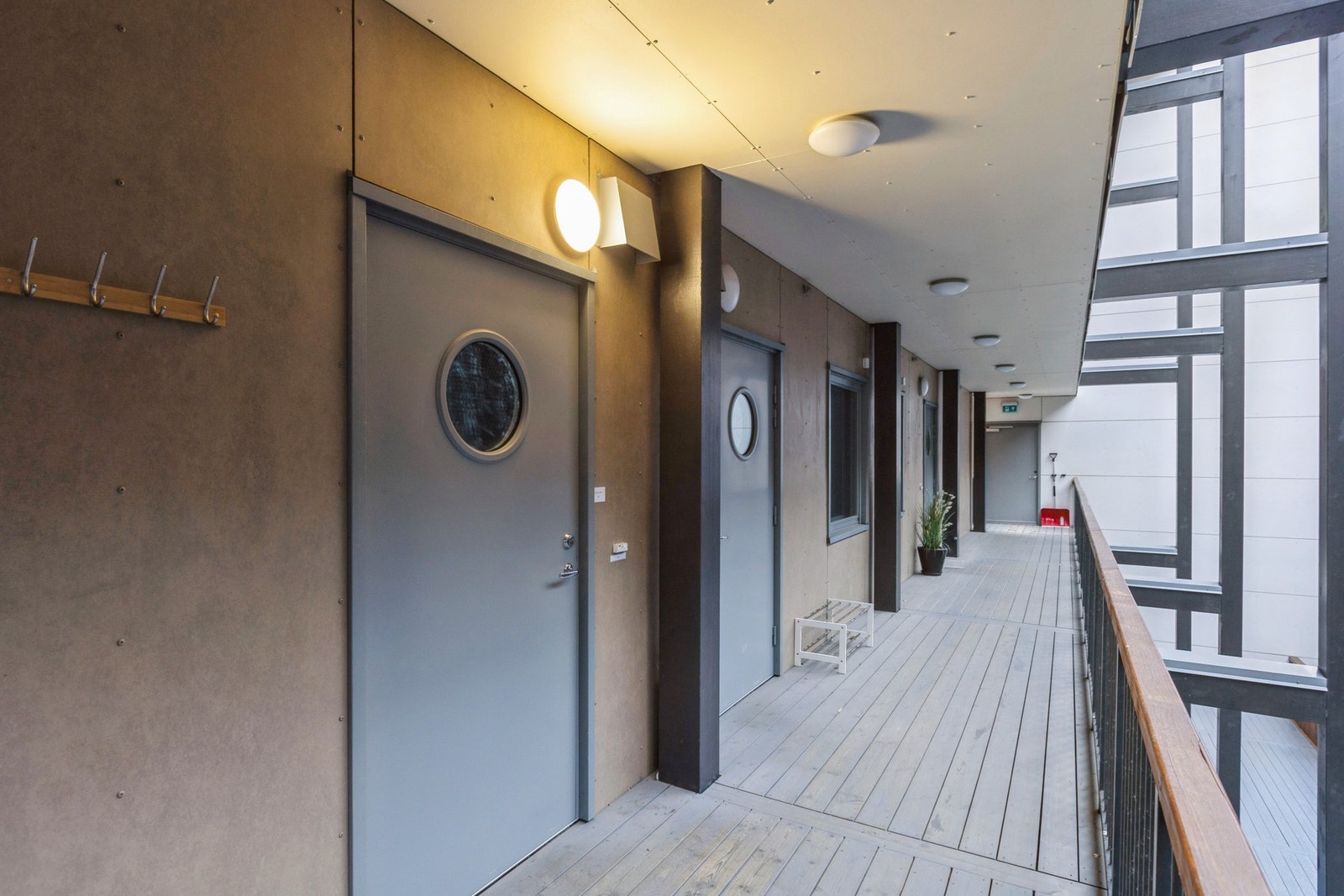 Svalgang med overbygget inngangsparti. Velkommen inn! Galleribilde