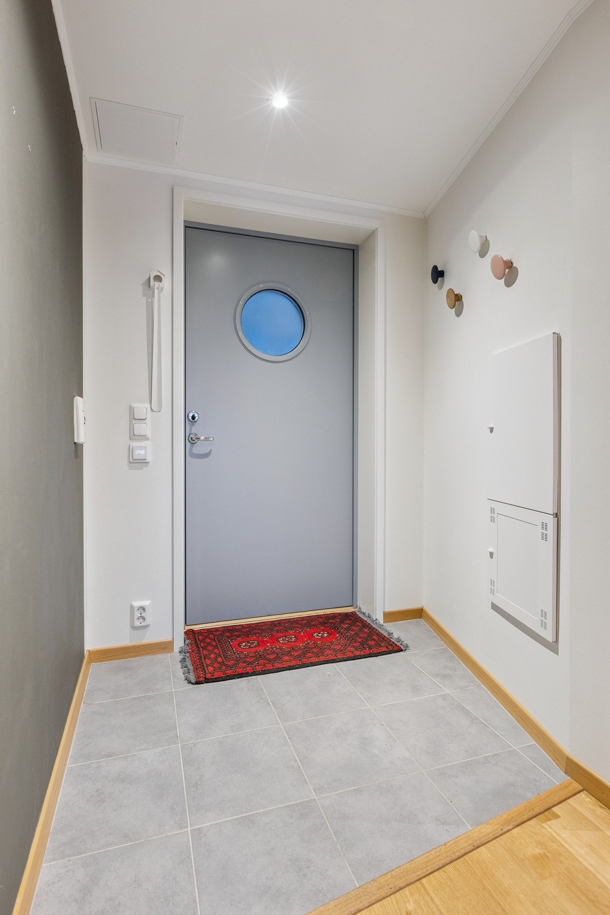 Inngangsparti med flislagt gulv med undervarme. Galleribilde