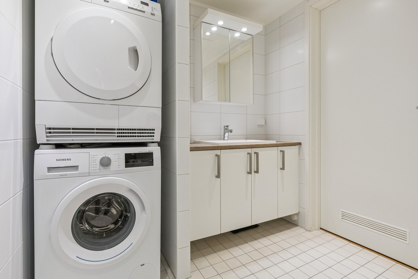 Praktisk plassering av vaskemaskin og tørketrommel. Galleribilde