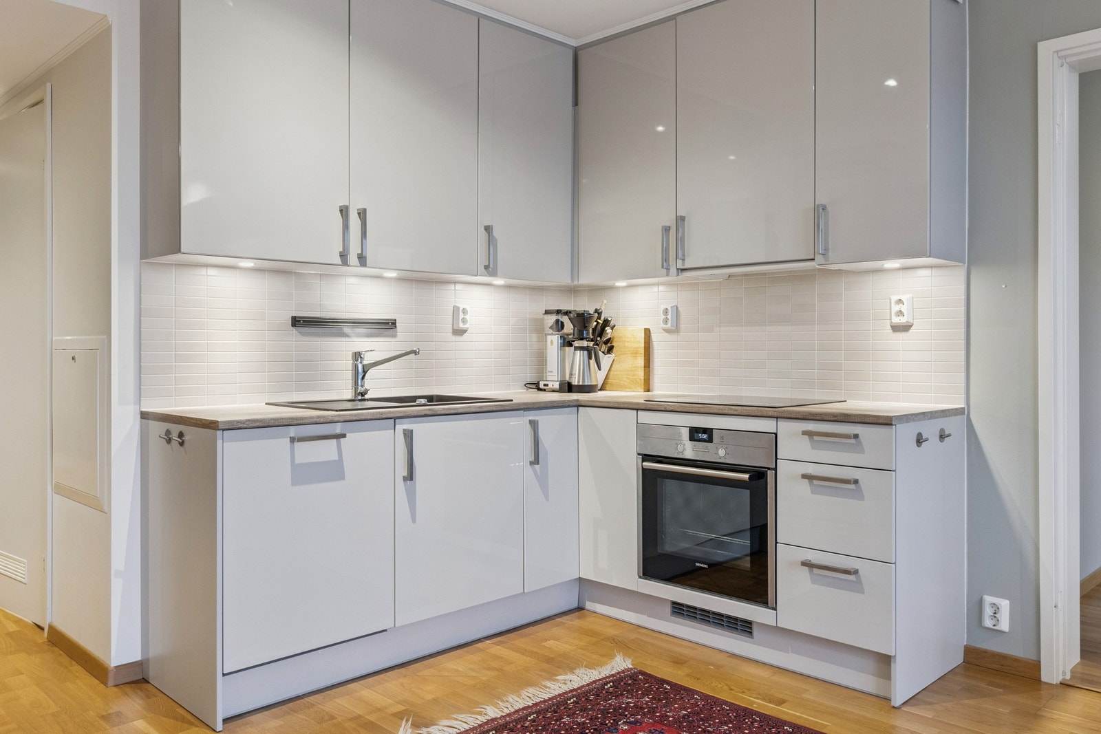 Kjøkkenet er perfekt tilpasset til rommet. Åpen løsning til stuen. Galleribilde