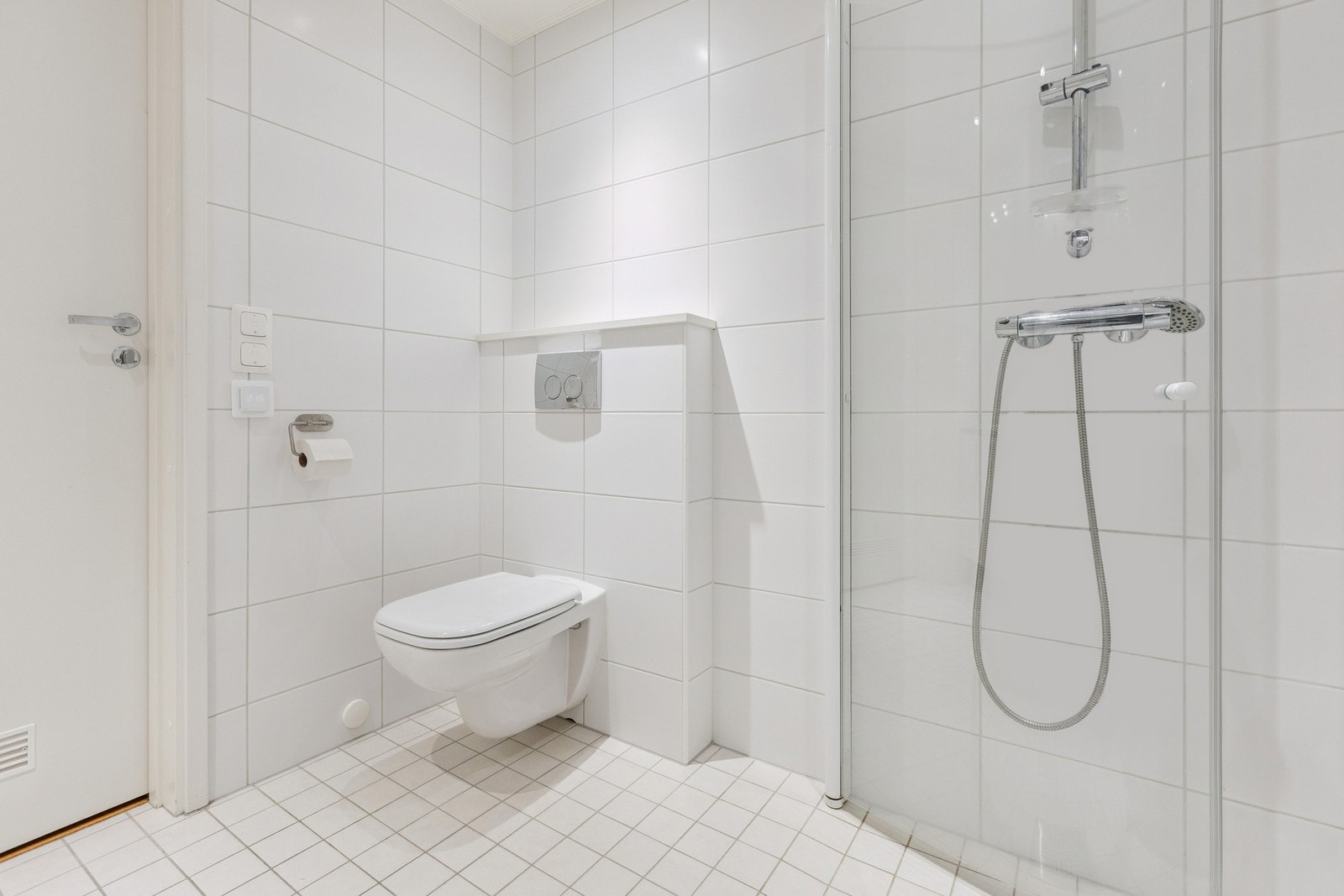 Vegghengt toalett er en selvfølge på et moderne bad. Galleribilde