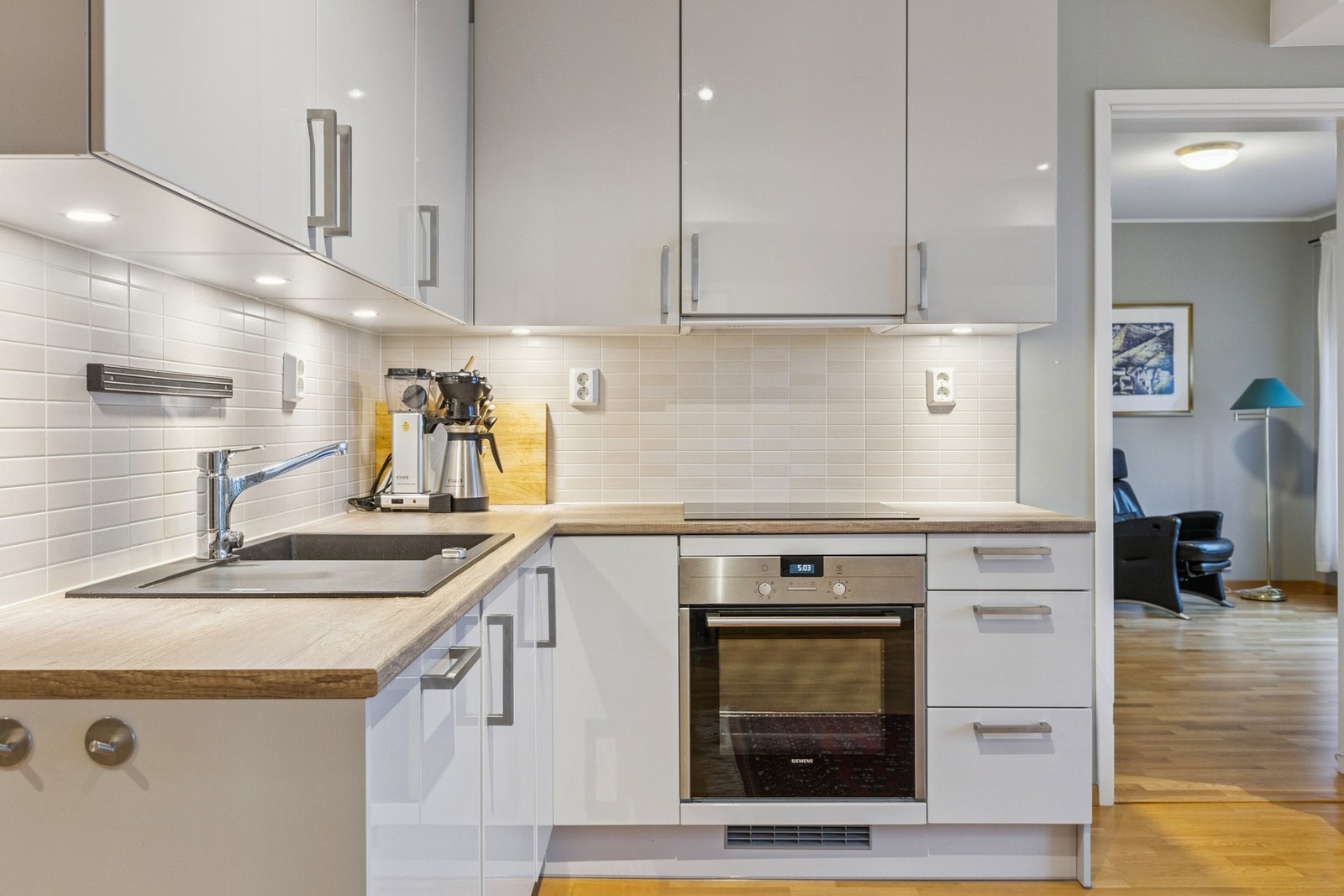 De stilige flisene mellom benk og skap løfter innredningen. Galleribilde