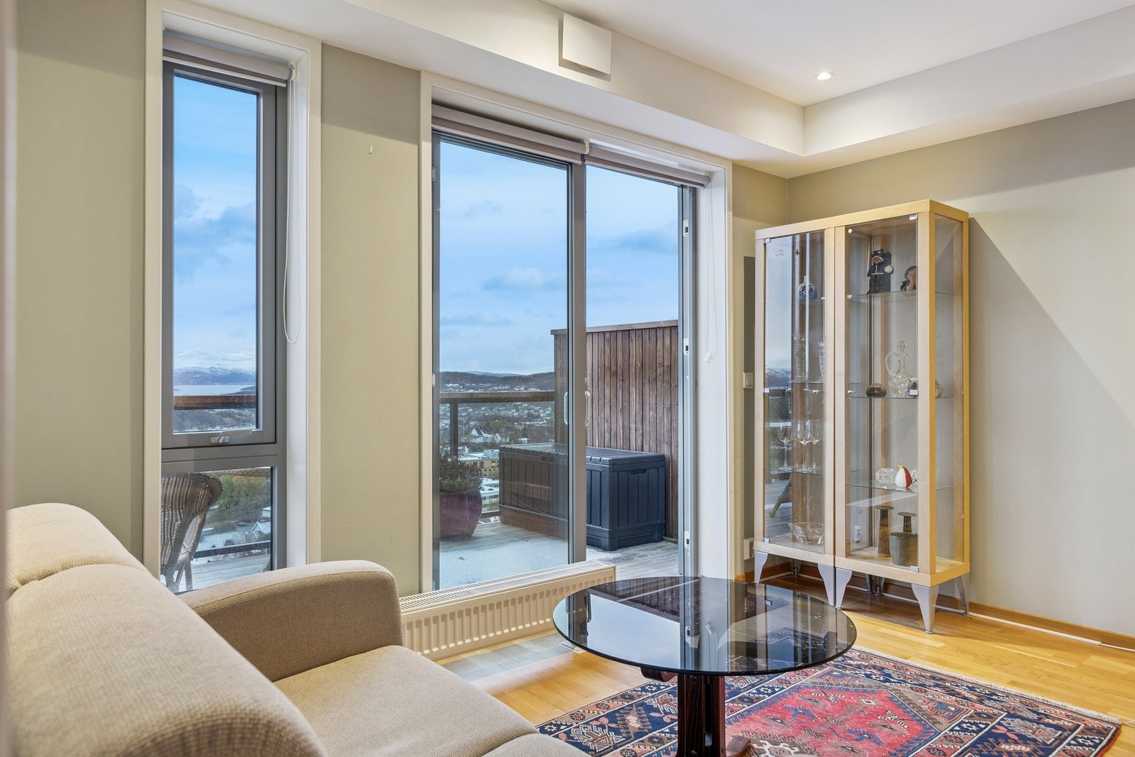 Intim stue med moderne overflater. Galleribilde