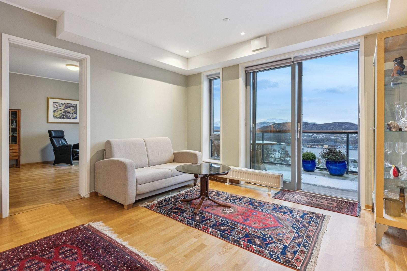 Om man vil så kan man bruke rommet innenfor stuen som TV-rom. Galleribilde