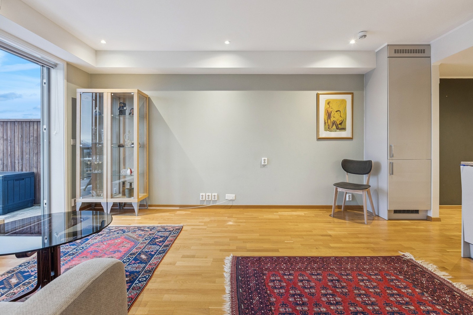 Stuen er i åpen løsning med kjøkkenet. Galleribilde