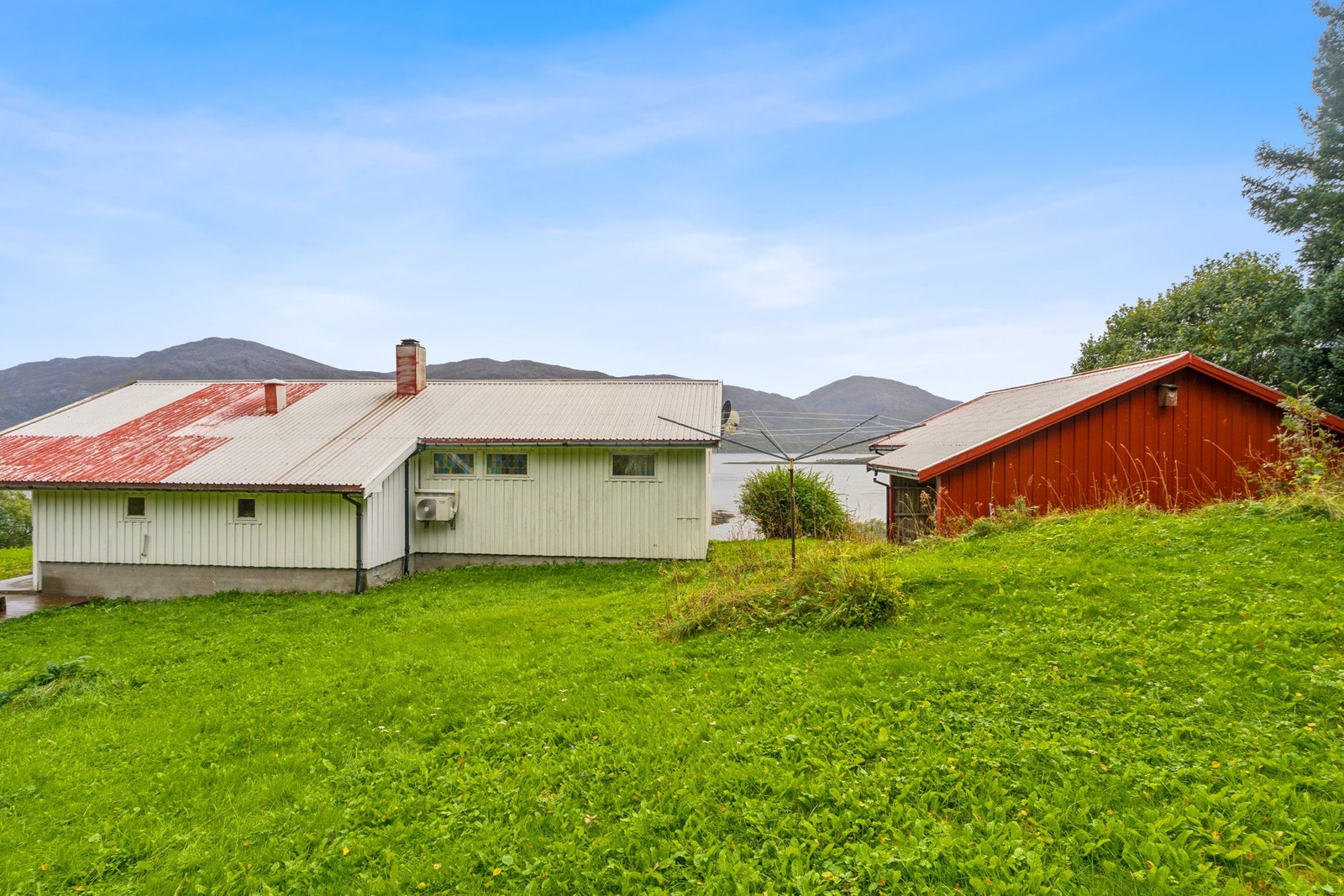 Eiendommen ligger idyllisk til i Halssjøveien, omgitt av skog, fjell og sjø Galleribilde