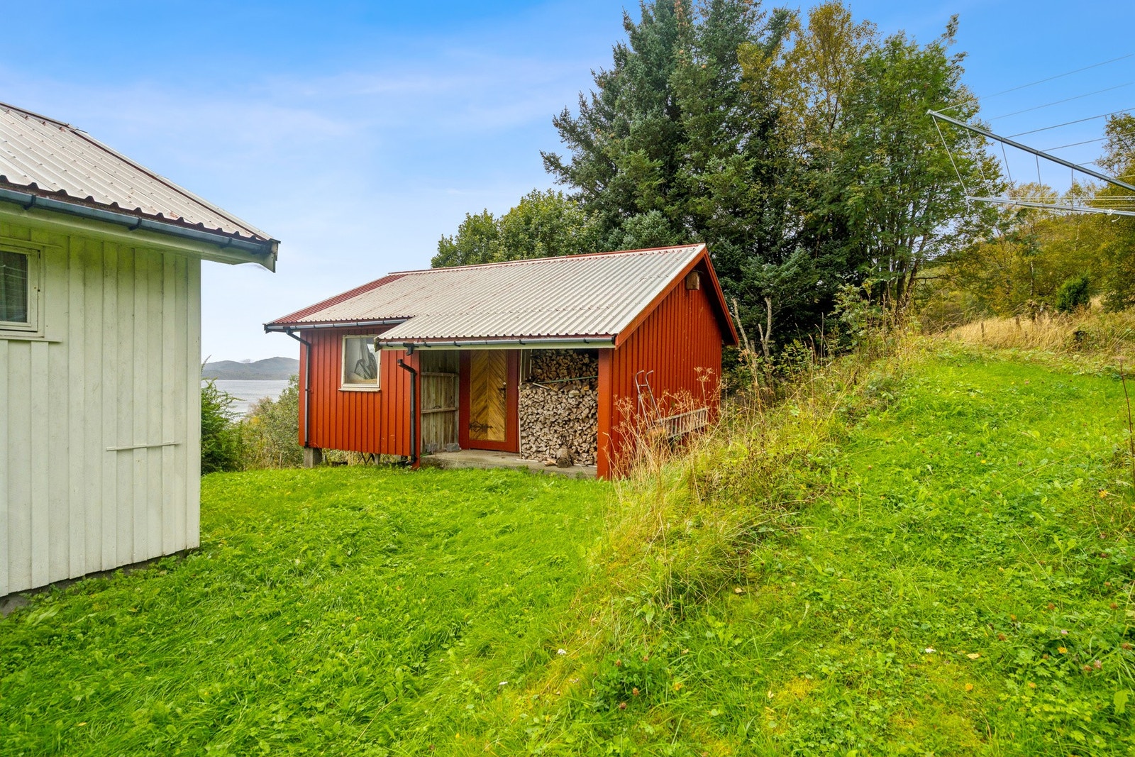 I tillegg følger et uths med BRA-e på ca. 47 m² og et naust med BRA-e på ca. 36 m² Galleribilde