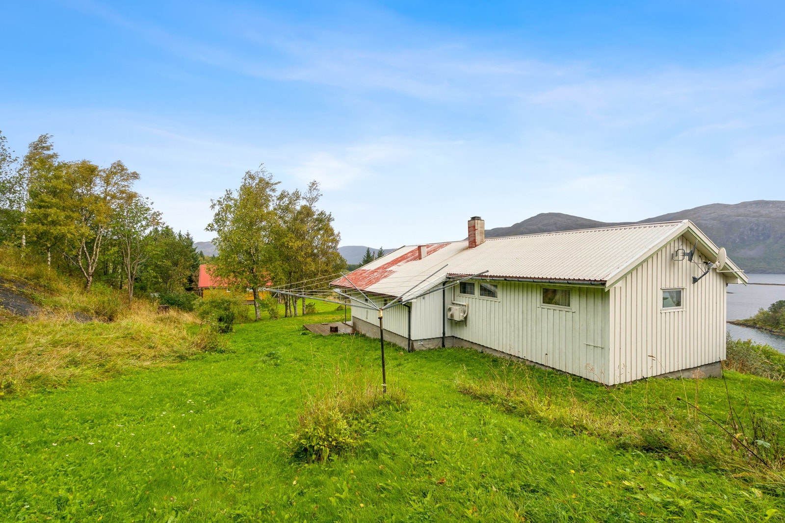 Her har du direkte tilgang til naturopplevelser året rundt, alt fra fjellturer til kajakkpadling Galleribilde