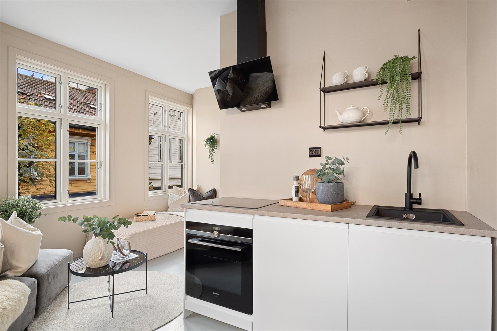 Stilrent og tidløst kjøkken oppgradert i 2025. Det inneholder integrert koketopp, stekeovn og kombiskap. Galleribilde