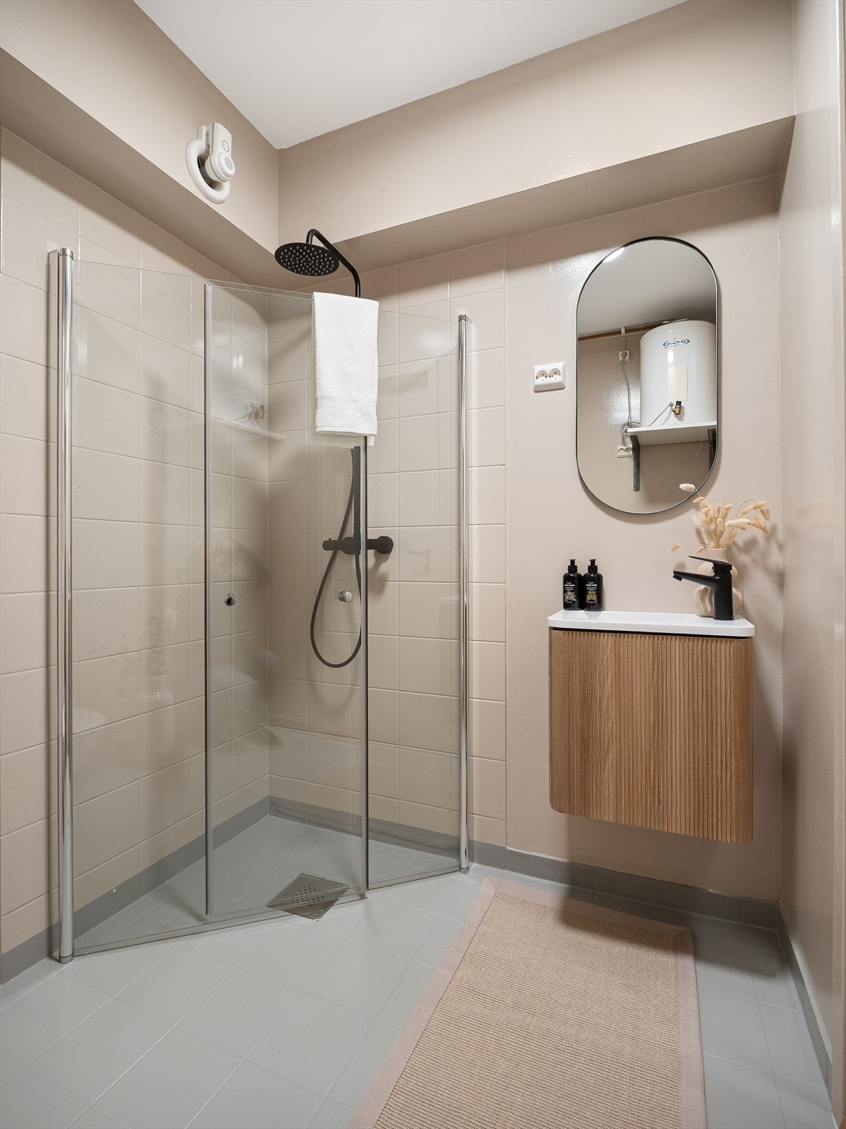 Lekkert bad med lyse og delikate fargevalg. Fliser på gulv og vegger i dusjsonen. Det er også elektrisk gulvvarme. Galleribilde