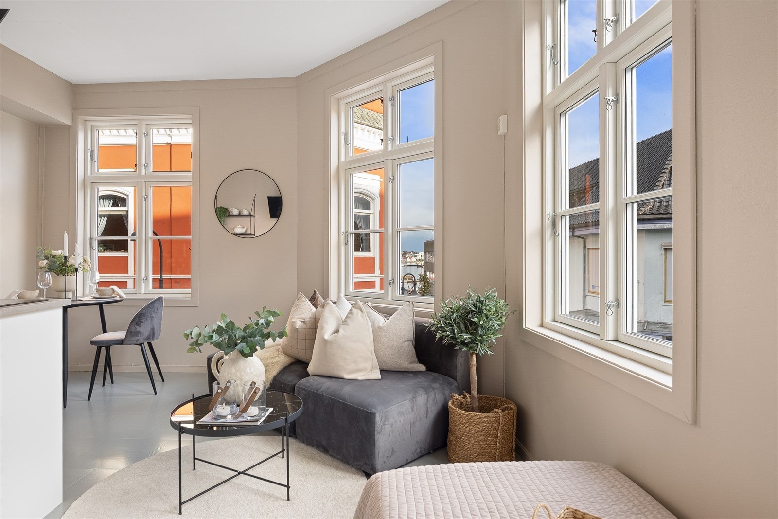 Stuen har svært god takhøyde (2,75m) og gode vindusflater som sørger for rikelig med lysinnslipp og gir til sammen en herlig romfølelse. Galleribilde