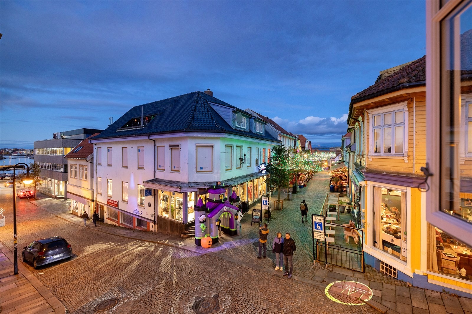 Fra stuen kan du nyte utsikt til vakre fargegaten! Galleribilde