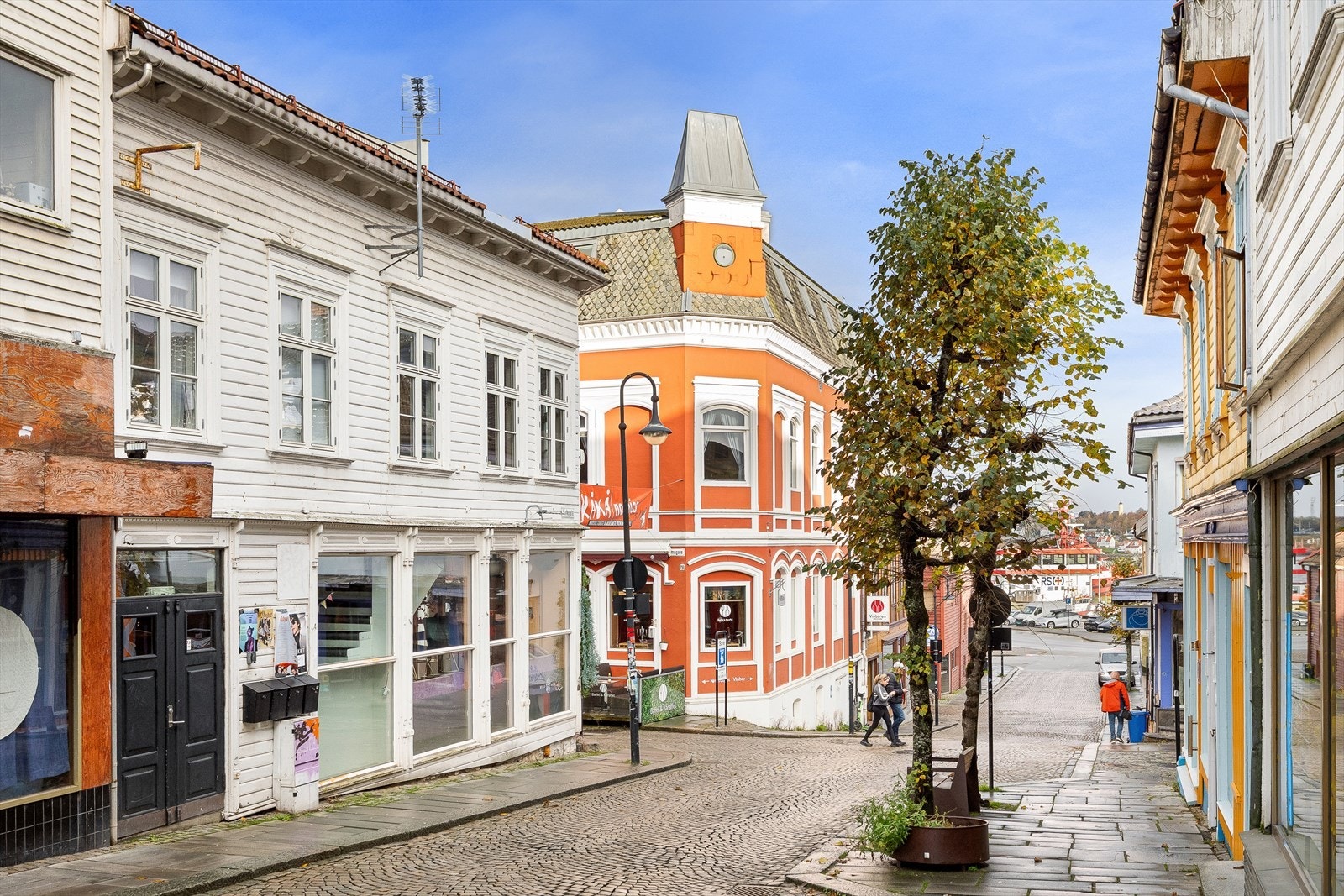 Leiligheten har tilkomst via felles oppgang for sameiet. Fra oppgangen er det også tilgang til en felles bakhage. Galleribilde