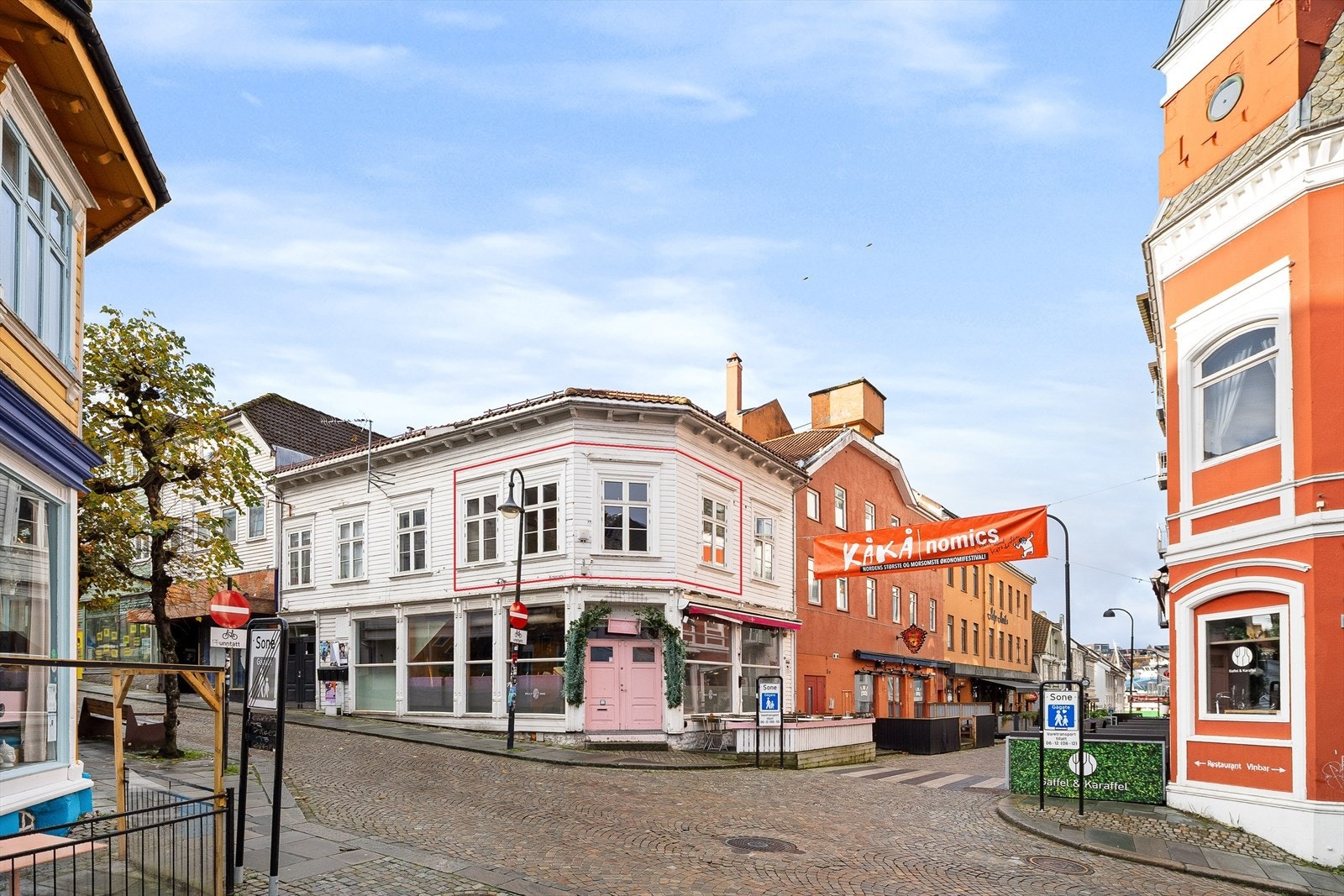 Markeringen viser leilighetens plassering. Sameiet består av 4 leiligheter og en næringsseksjon i første etasje. Galleribilde