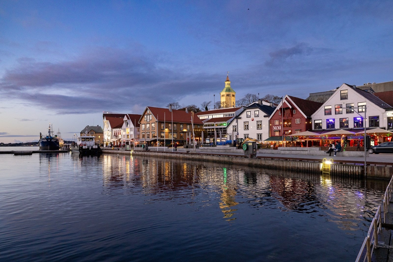 Fra leiligheten er det kun en kort gåtur bort til Vågen for flere restauranter og utesteder. Galleribilde