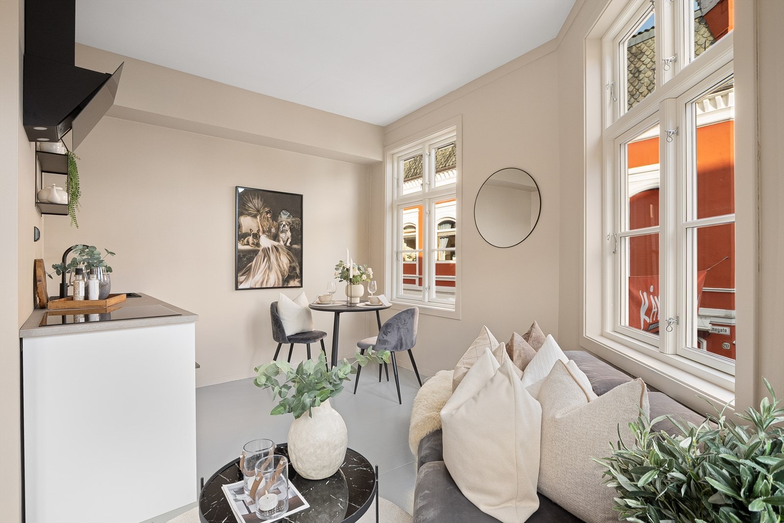 Stuen kan møbleres med sittegruppe og spisebord. Galleribilde