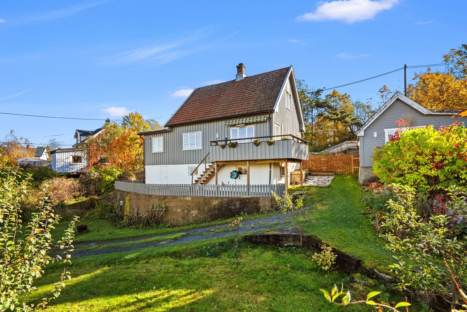 Pen opparbeidet tomt med gruset innkjøring. Galleribilde