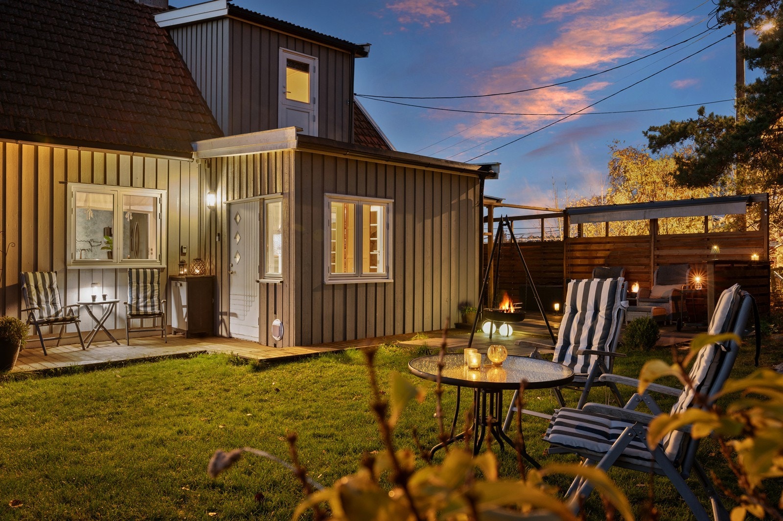 Uteplass med gode møbleringsmuligheter og skjermet beliggenhet. Galleribilde