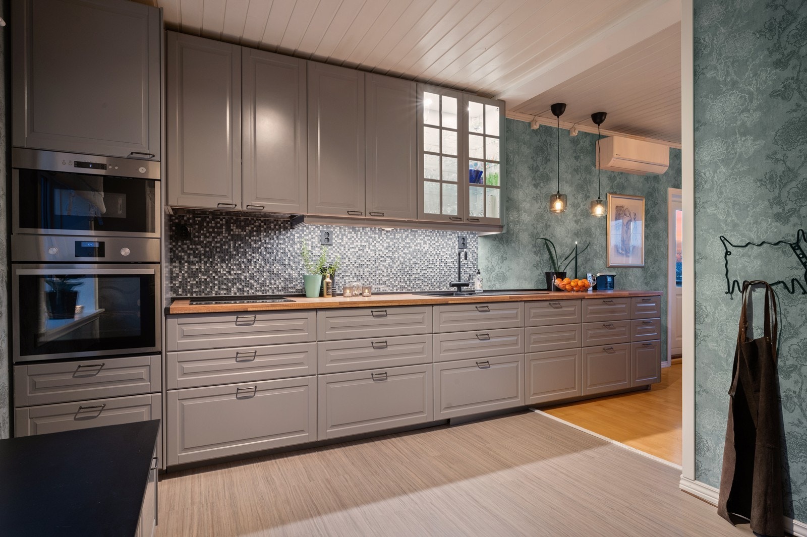 Kjøkkeninnredning fra 2018. Kjøkkenet har profilerte fronter og laminat benkeplate. Integrert komfyr, platetopp, mikrobølgeovn og oppvaskmaskin, frittstående kjøl/fryseskap. Galleribilde