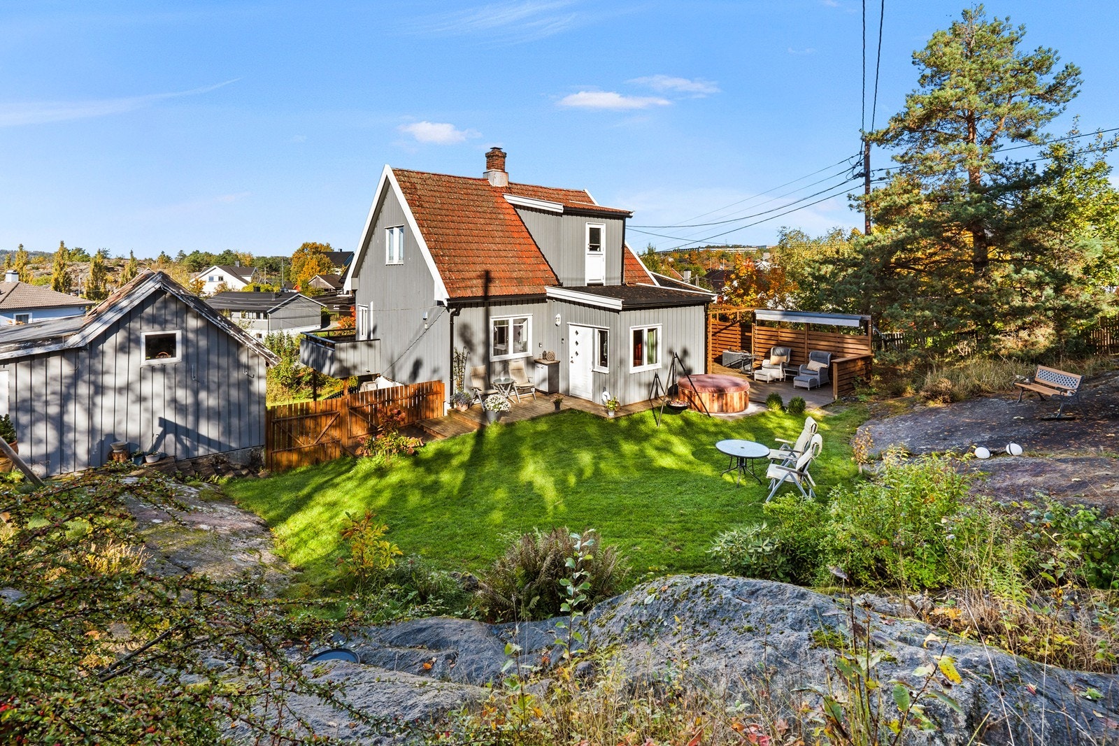 Tomten er opparbeidet med gressplen, diverse beplantning, prydbusker m.m. Noe synlig fjell og pen naturtomt. Det er gode sol og lysforhold på tomten. Galleribilde