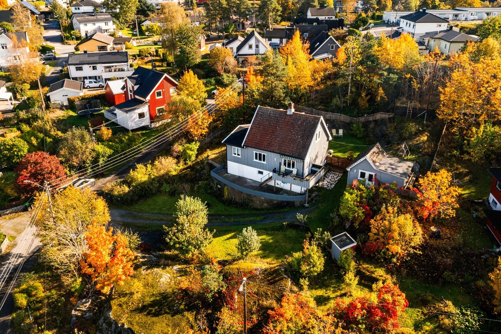 Velkommen til Pottemakerveien 41 - En sjarmerende enebolig oppført i 1930 med uthus - Sentrumsnær beliggenhet på Krapfoss! Galleribilde