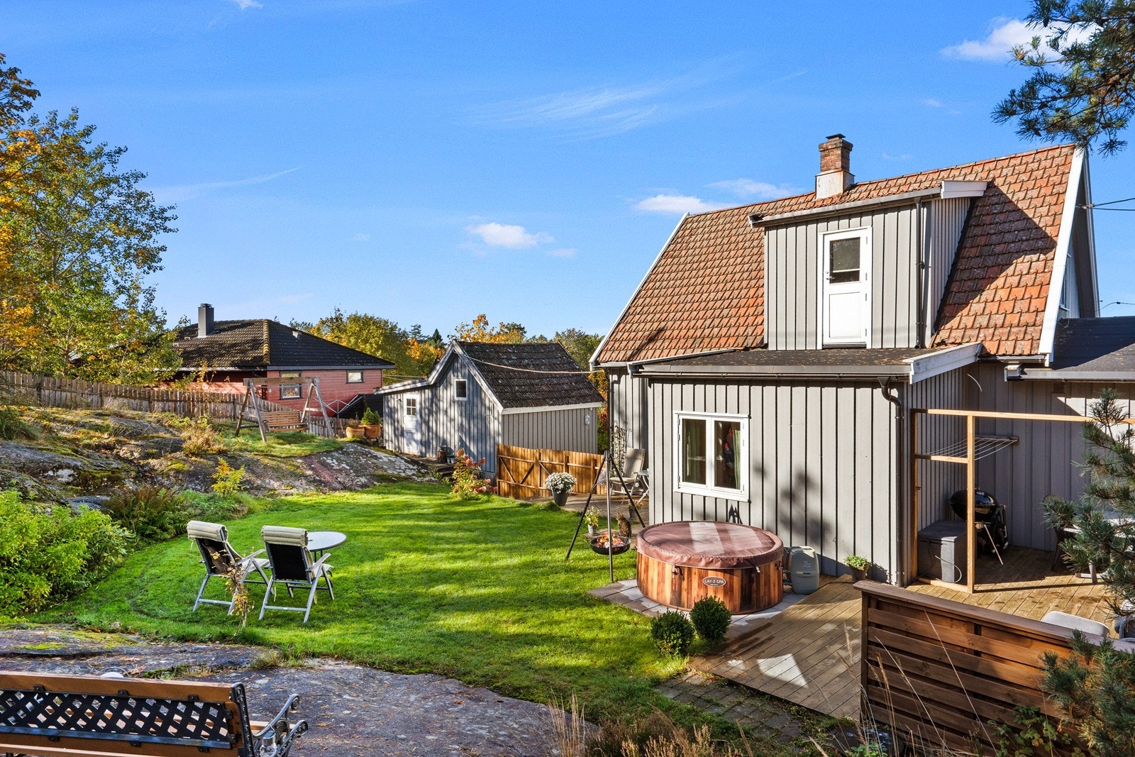 Stemningsfull uteplass med boblebad - ideelt for avslapping året rundt. Galleribilde