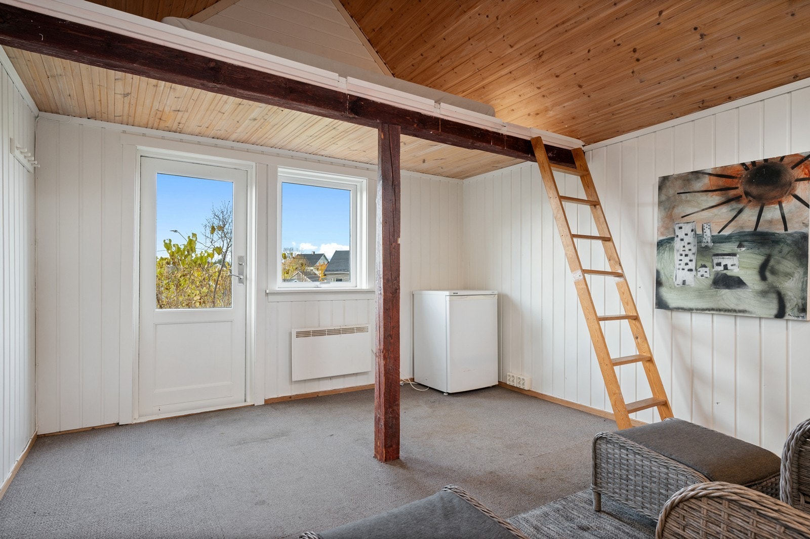 Utehus med egen inngang og hems - perfekt for store og små som vil trekke seg tilbake! Galleribilde