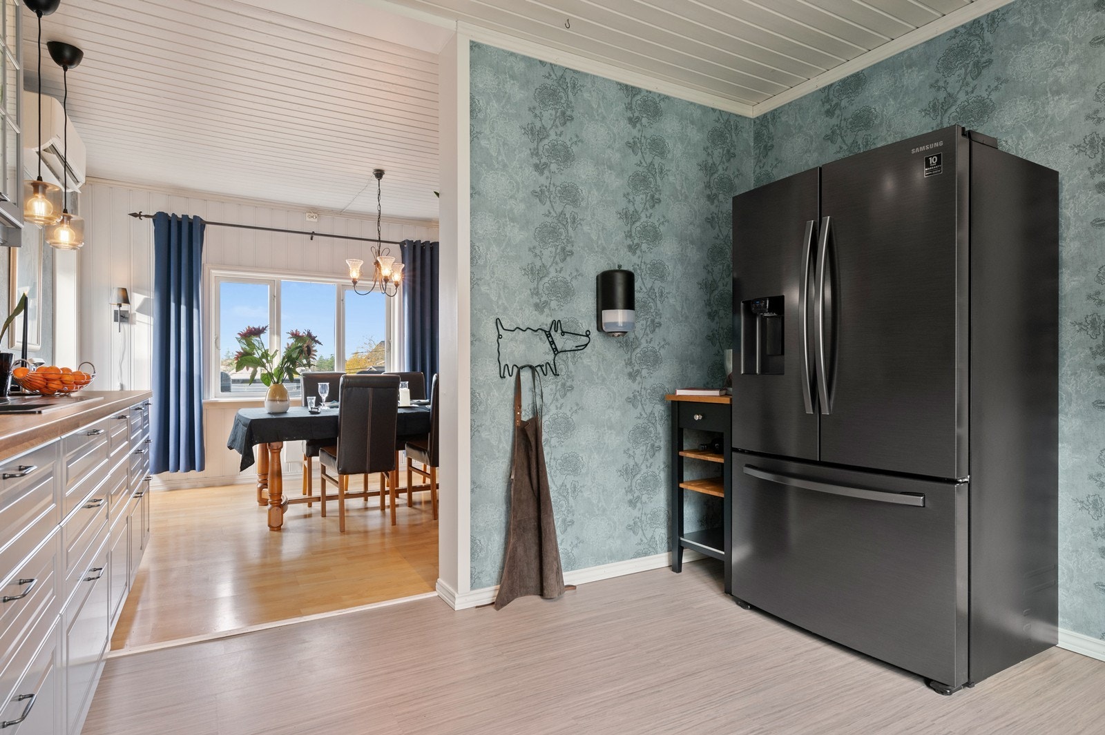 Kjøkken med åpen løsning mot spisestue. Galleribilde