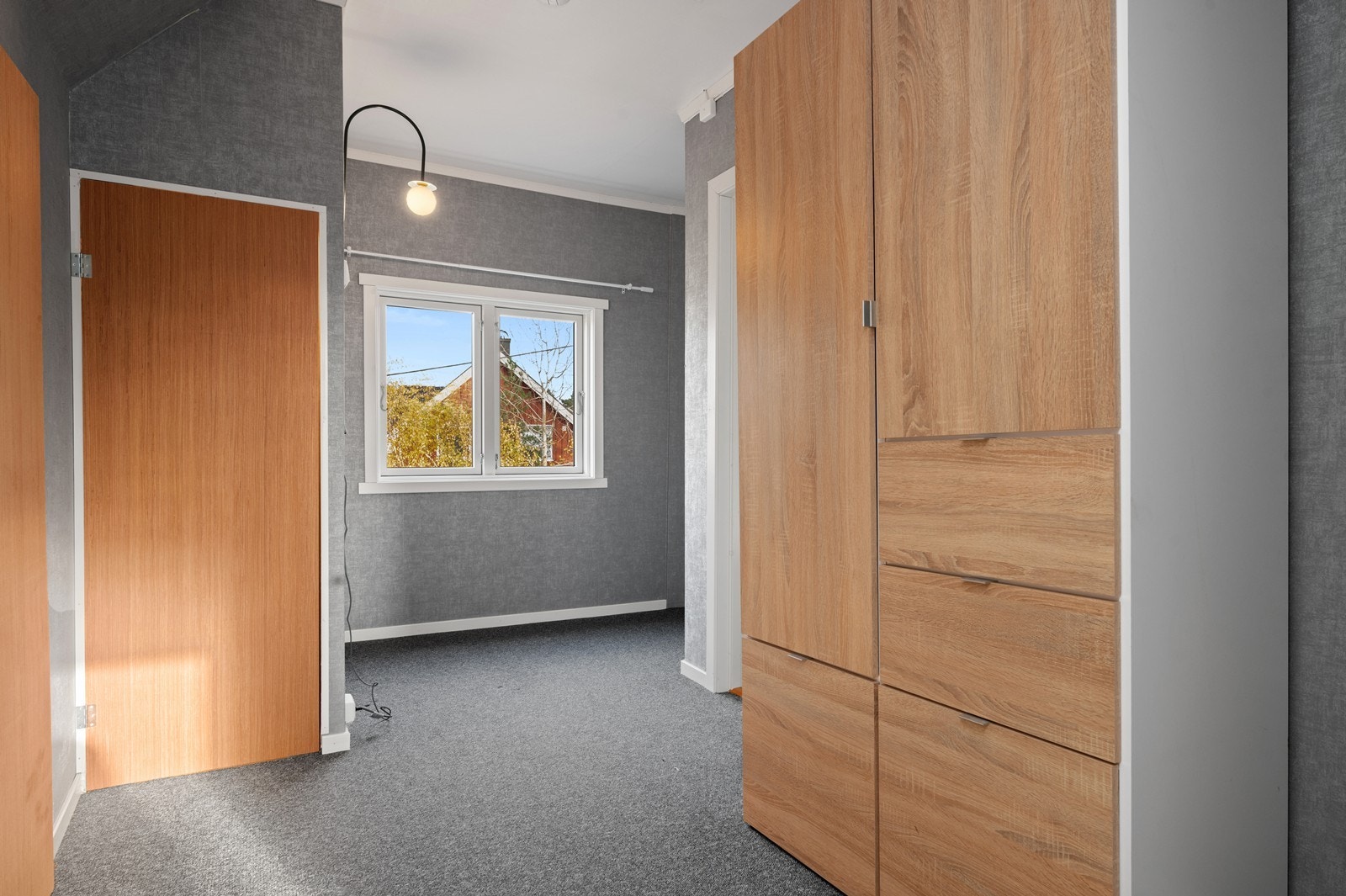 Praktisk trapperom med romslig oppbevaringsplass. Galleribilde