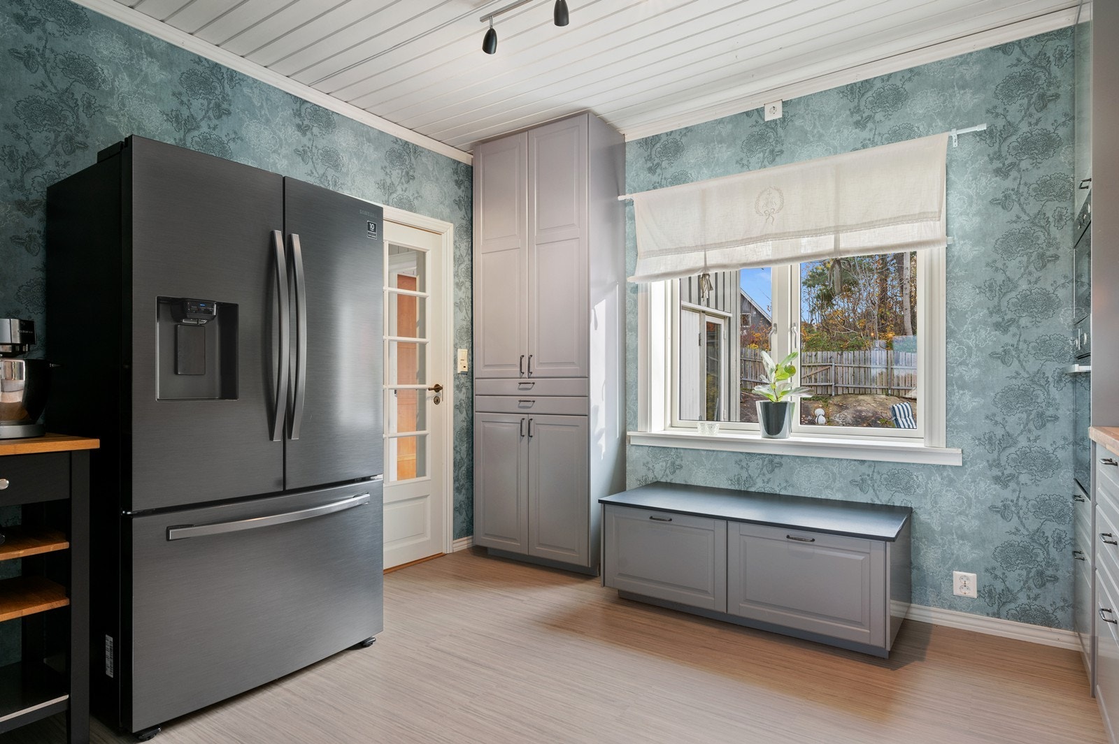 Romslig kjøkken med rikelig skapplass og god arbeidsflate. Galleribilde