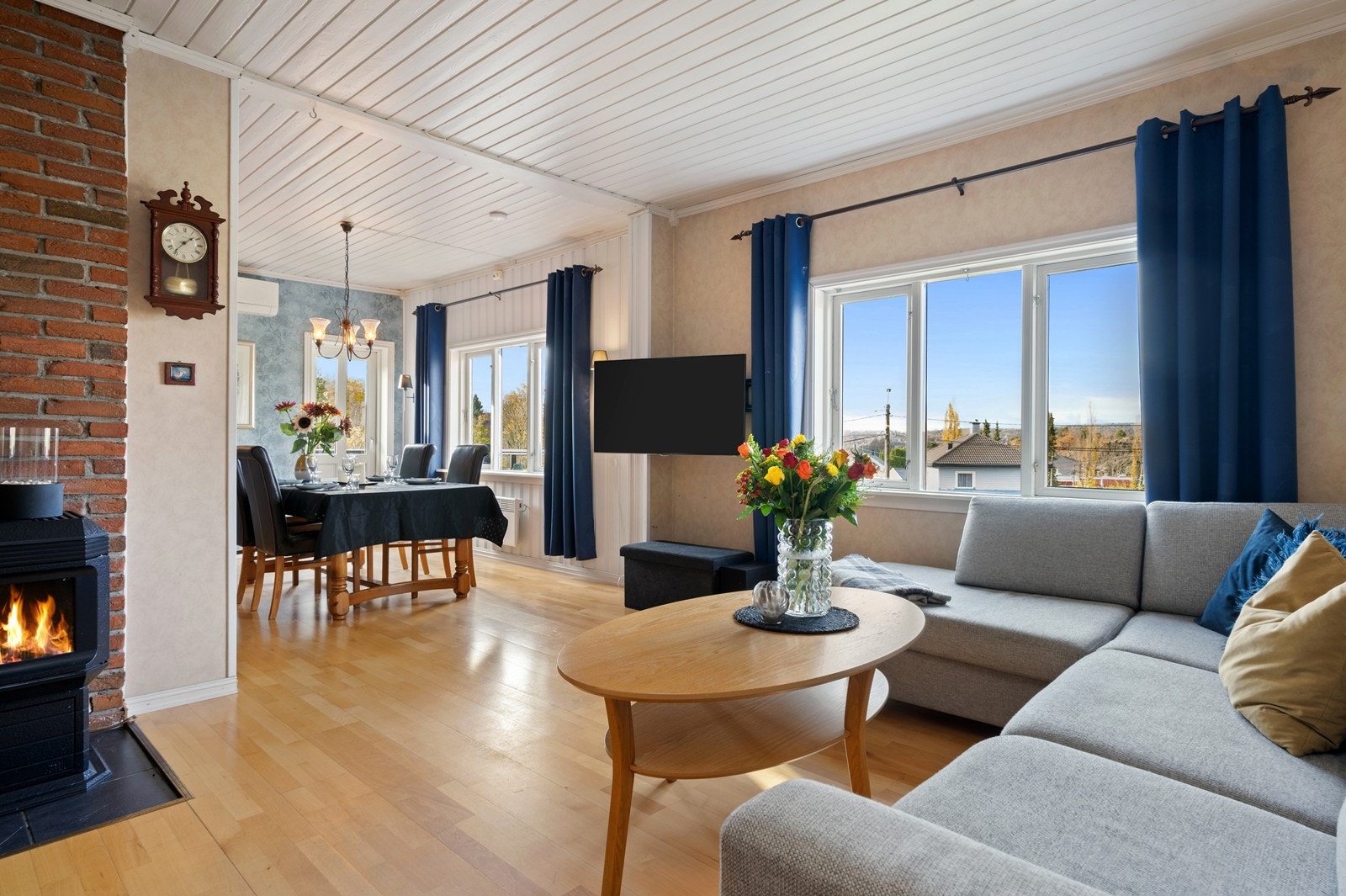 Romslig stue med god plass til både sofagruppe og spiseplass. Galleribilde