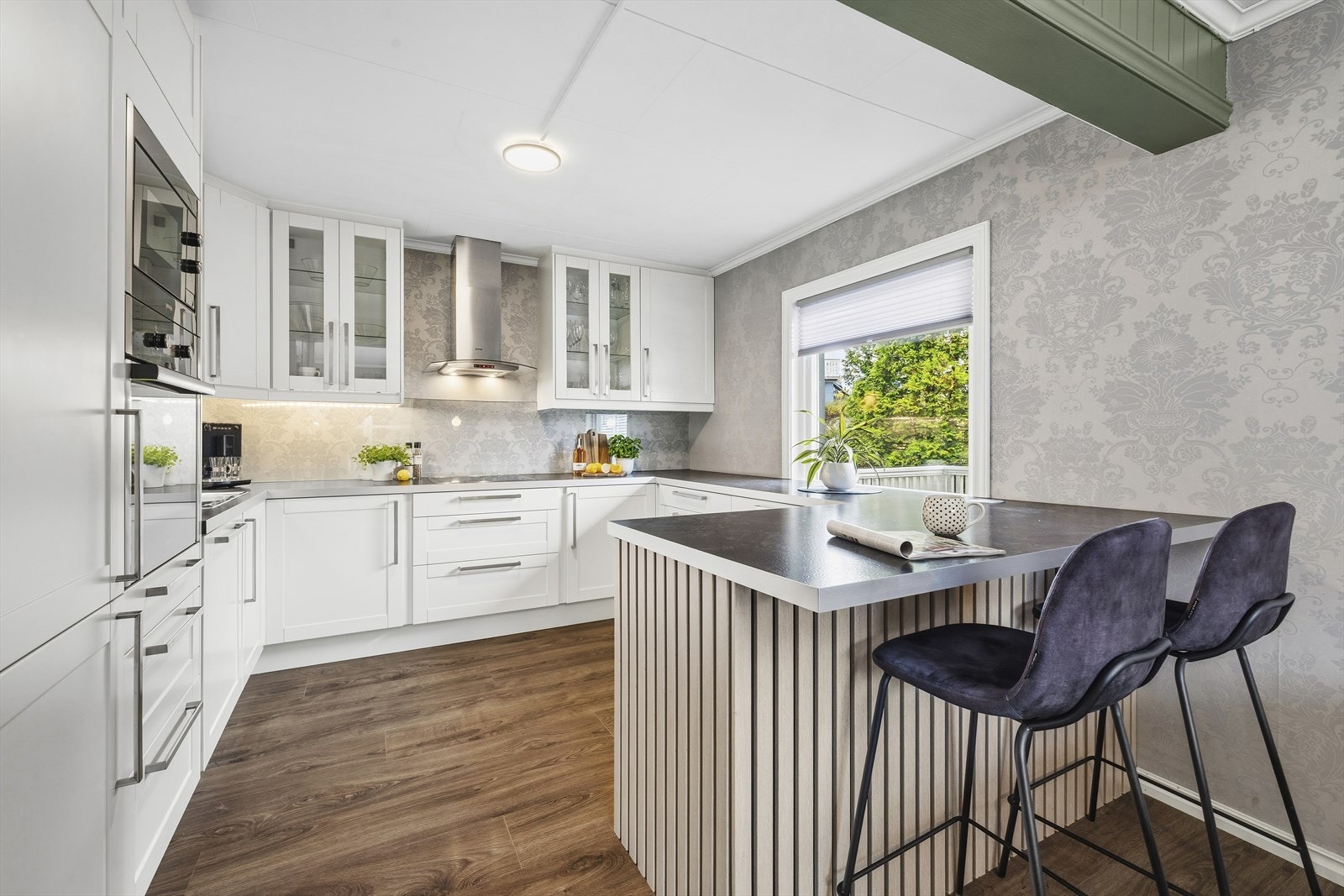 Stilren kjøkkeninnredning med meget god oppbevaringsplass Galleribilde