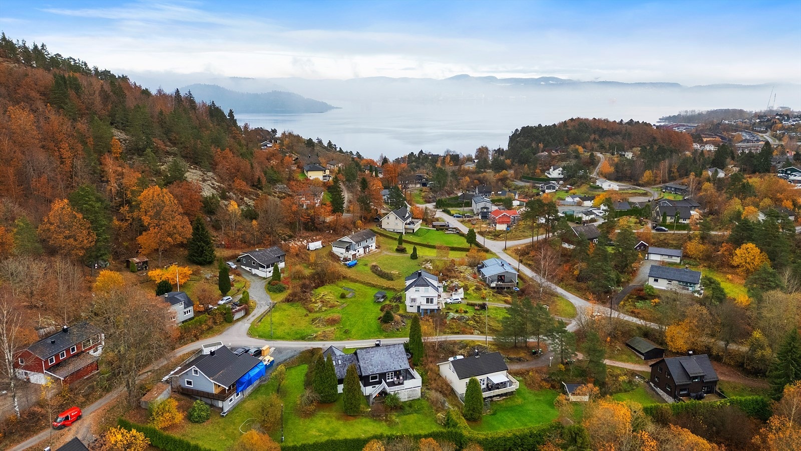 Det er kort vei til sjøen og båthavn fra denne eiendommen Galleribilde