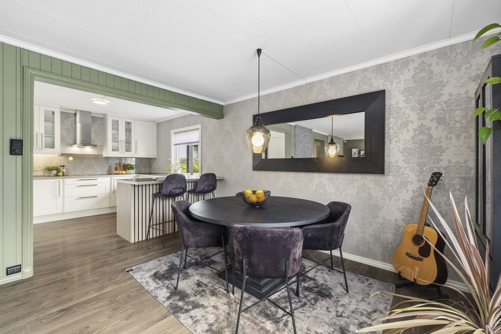 Hyggelig og sosial sone med åpen løsning mellom spisestue og kjøkken Galleribilde