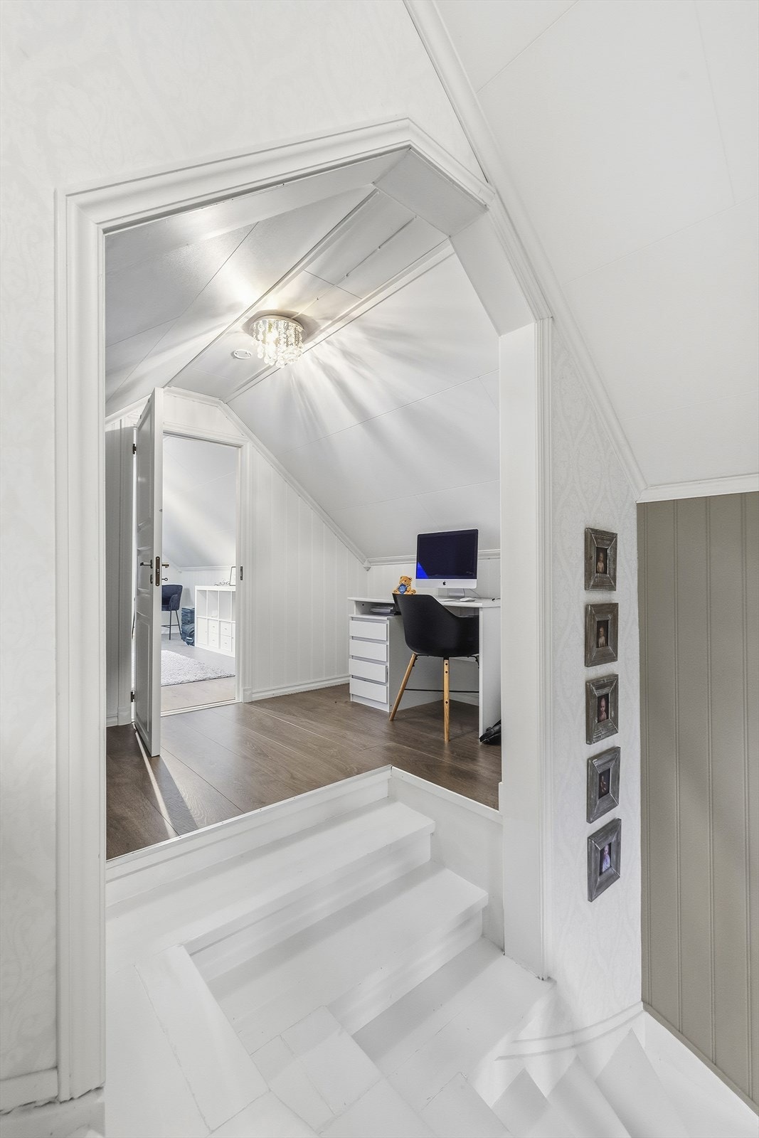 Gang med kontorplass og videre adkomst til soverom over garasje Galleribilde