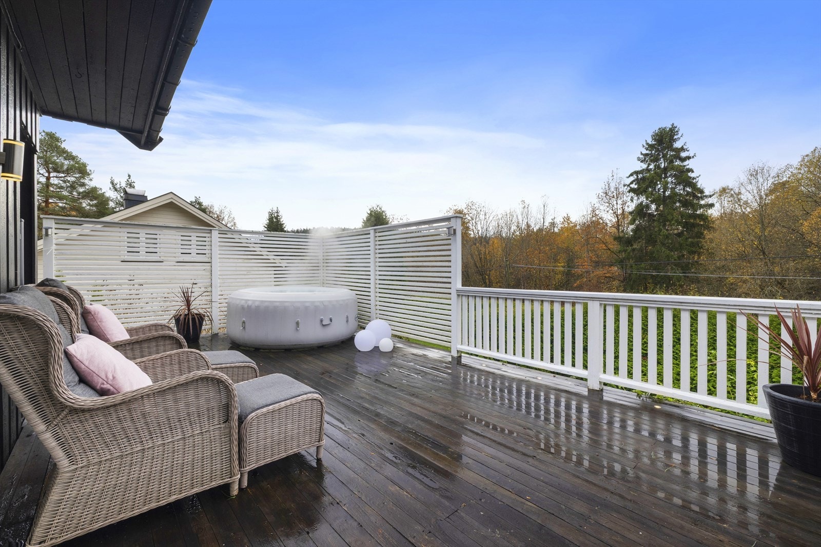 Solrik og skjermet terrasse som strekker seg fra øst til vest Galleribilde