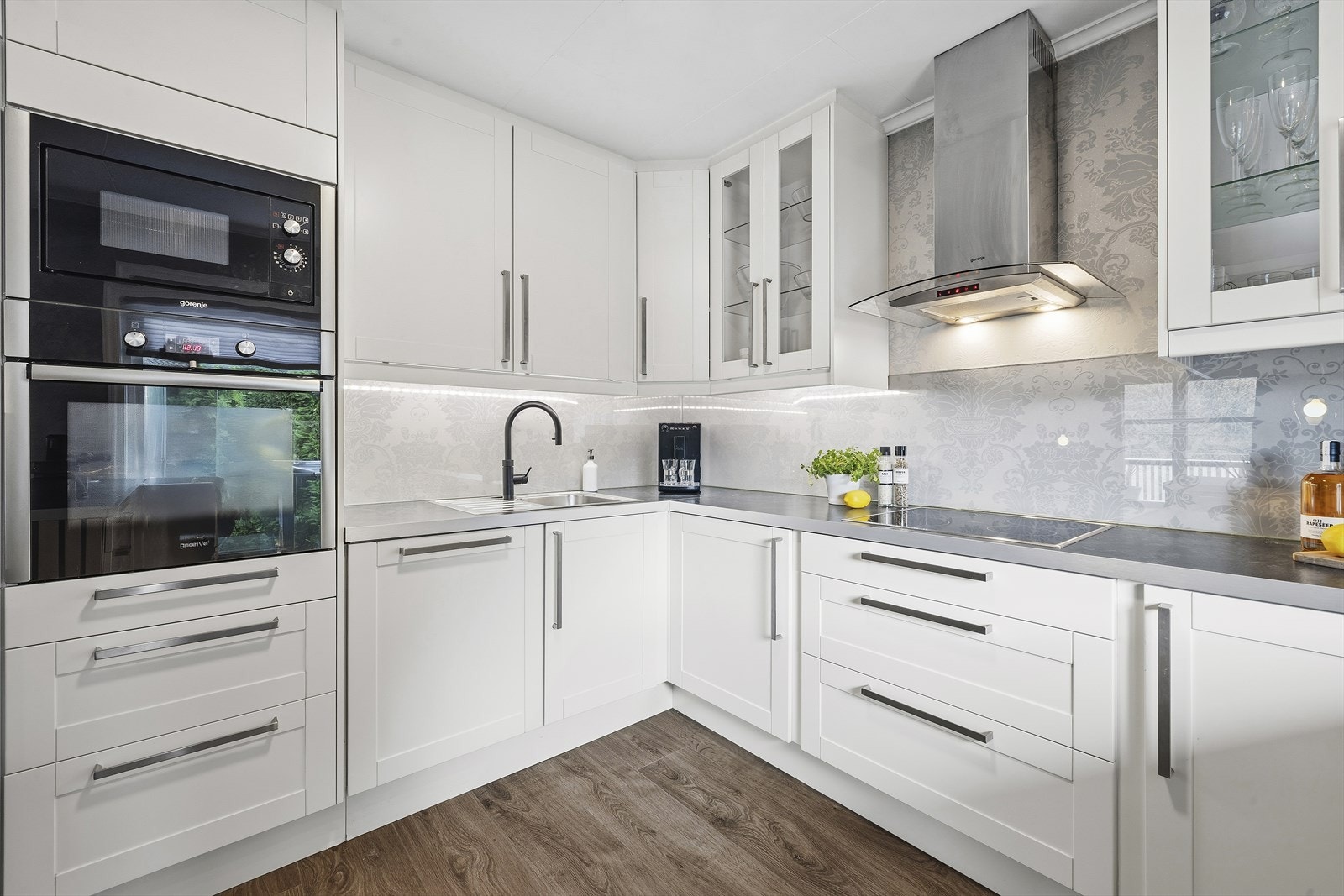 Integrerte hvitevarer på kjøkken medfølger Galleribilde