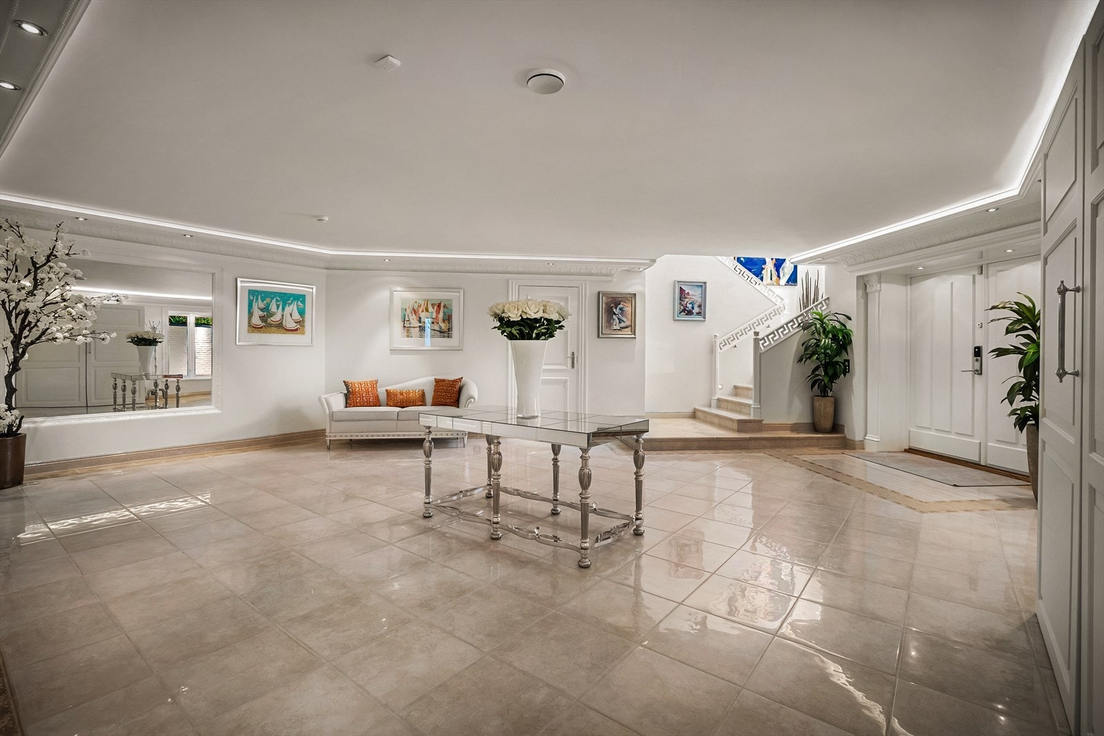 Representativt inngangsparti/hall. Åpning bak garderobe med mulighet for innkjøring og parkering av bil i tillegg til garasjen Galleribilde