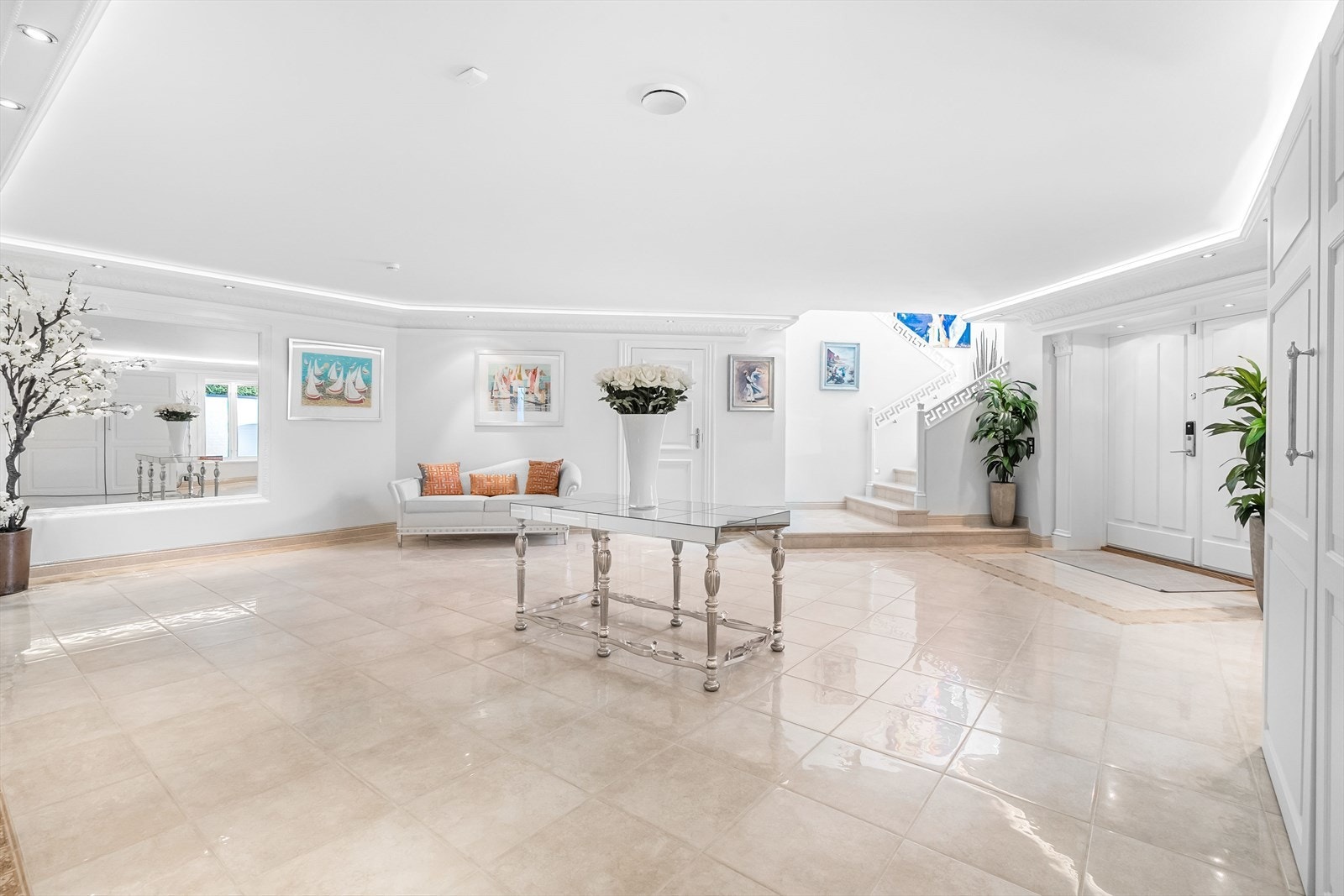 Representativt inngangsparti/hall. Åpning bak garderobe med mulighet for innkjøring og parkering av bil i tillegg til garasjen Galleribilde