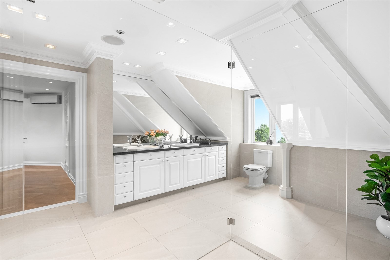 Delikat og innbydende velværebad fra hovedsoverom Galleribilde